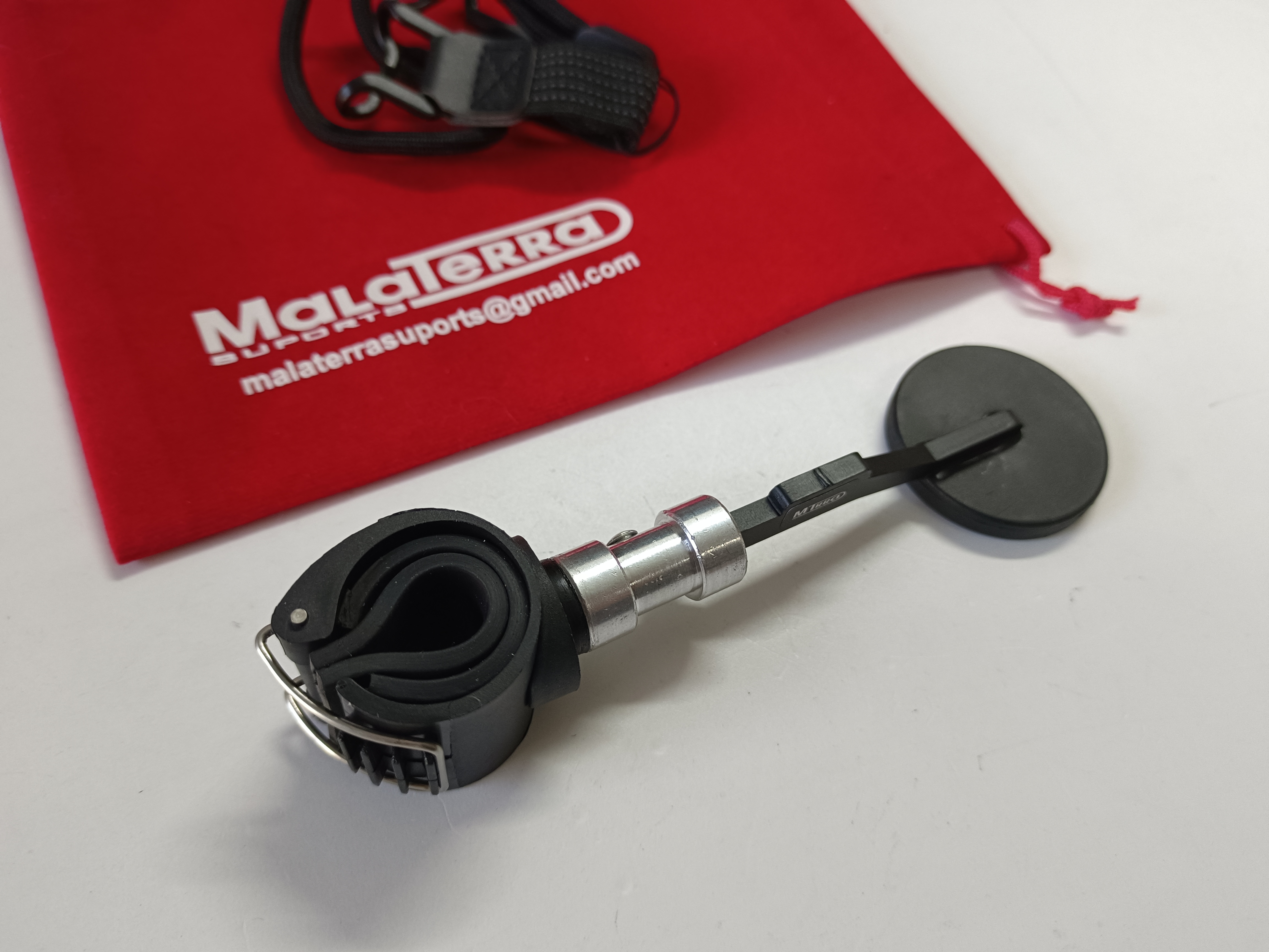 ATRIL ECONOMICO DE TROMPETA " I S - 1 " PARA  MÓVIL CON SUJECIÓN MAGNÈTICA Y EQUIPO DE SEGURIDAD.