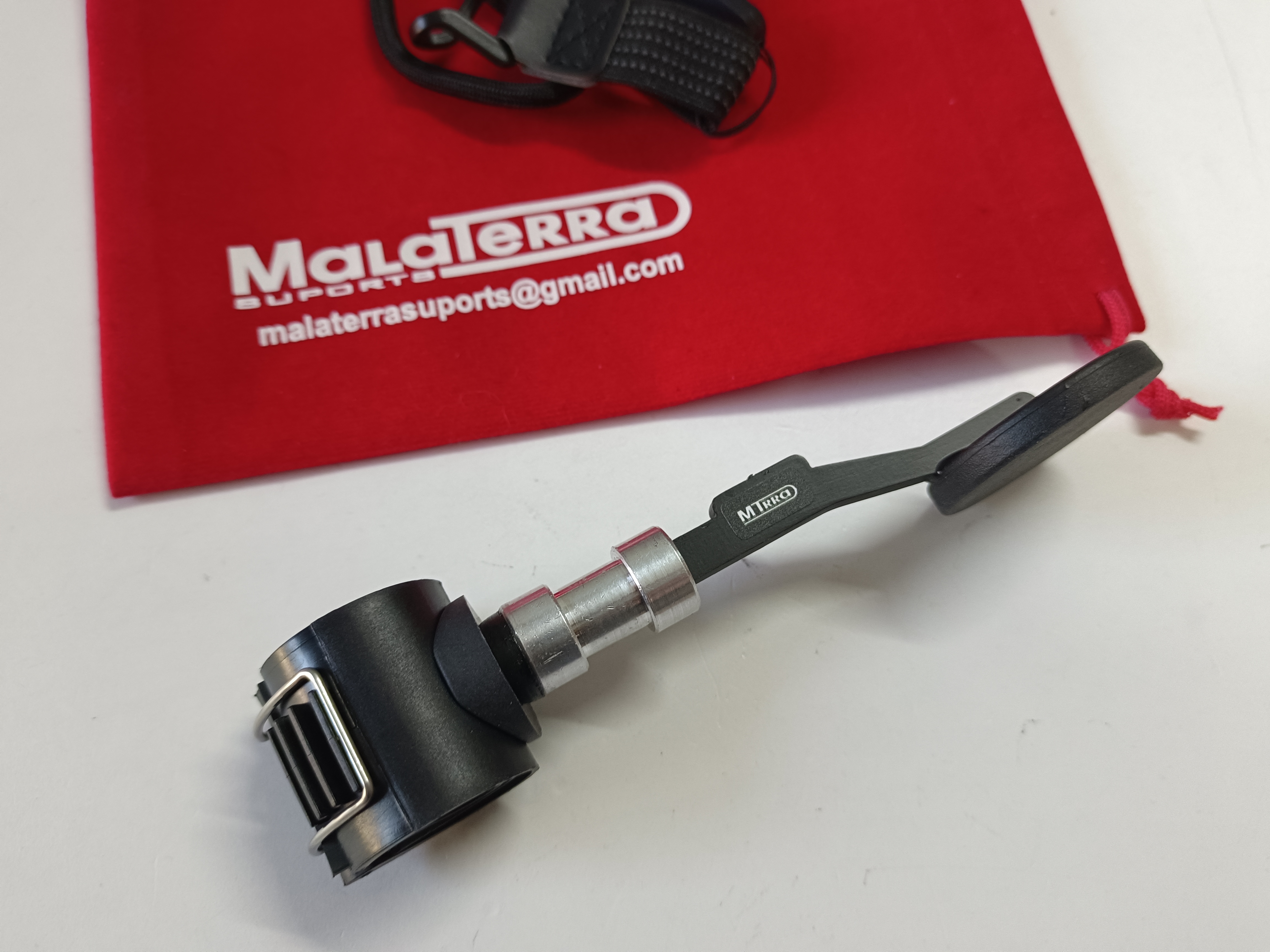 ATRIL ECONOMICO DE TROMPETA " I S - 1 " PARA  MÓVIL CON SUJECIÓN MAGNÈTICA Y EQUIPO DE SEGURIDAD.