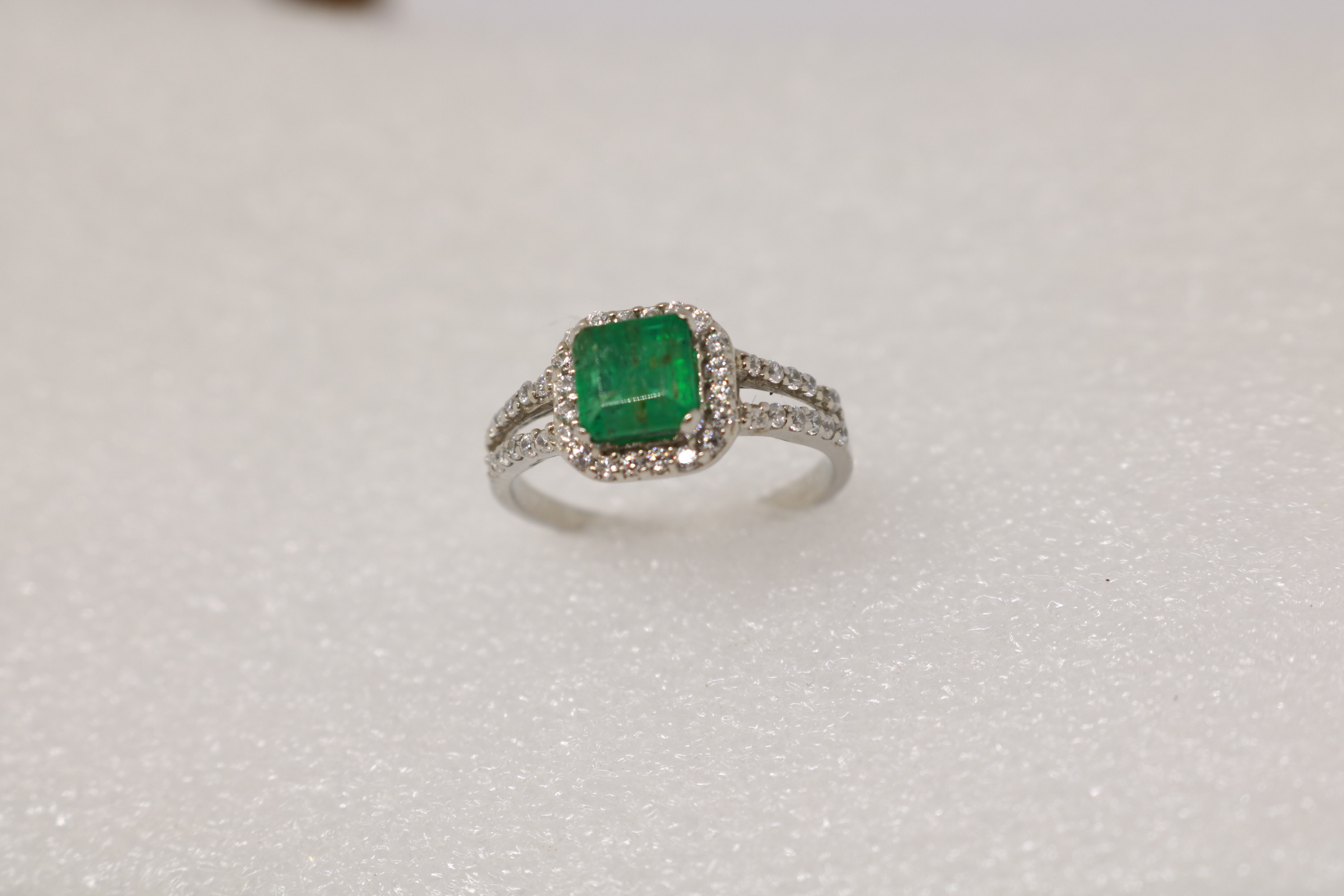 Silver ring with Rhodium plat, Green Onex studded 