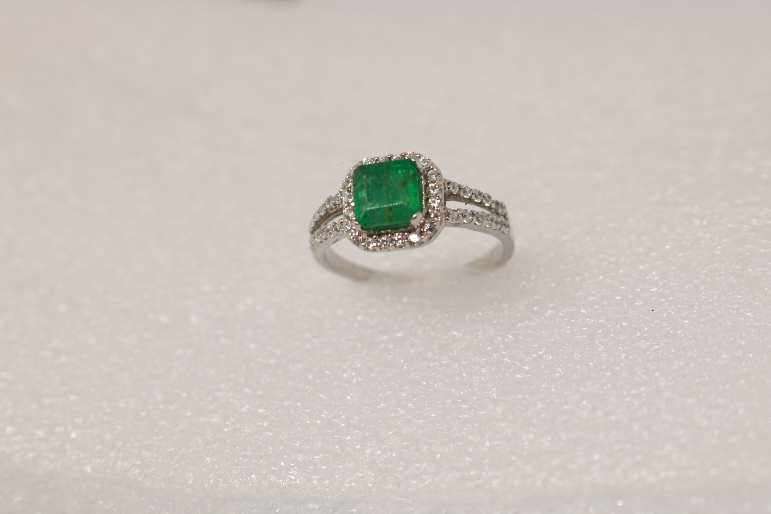 Silver ring with Rhodium plat, Green Onex studded 