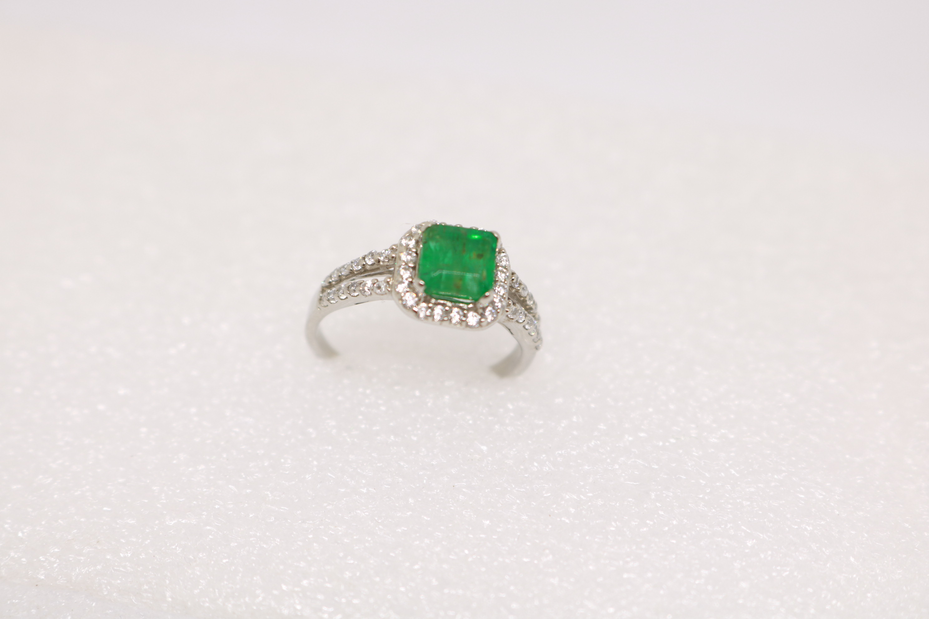 Silver ring with Rhodium plat, Green Onex studded 