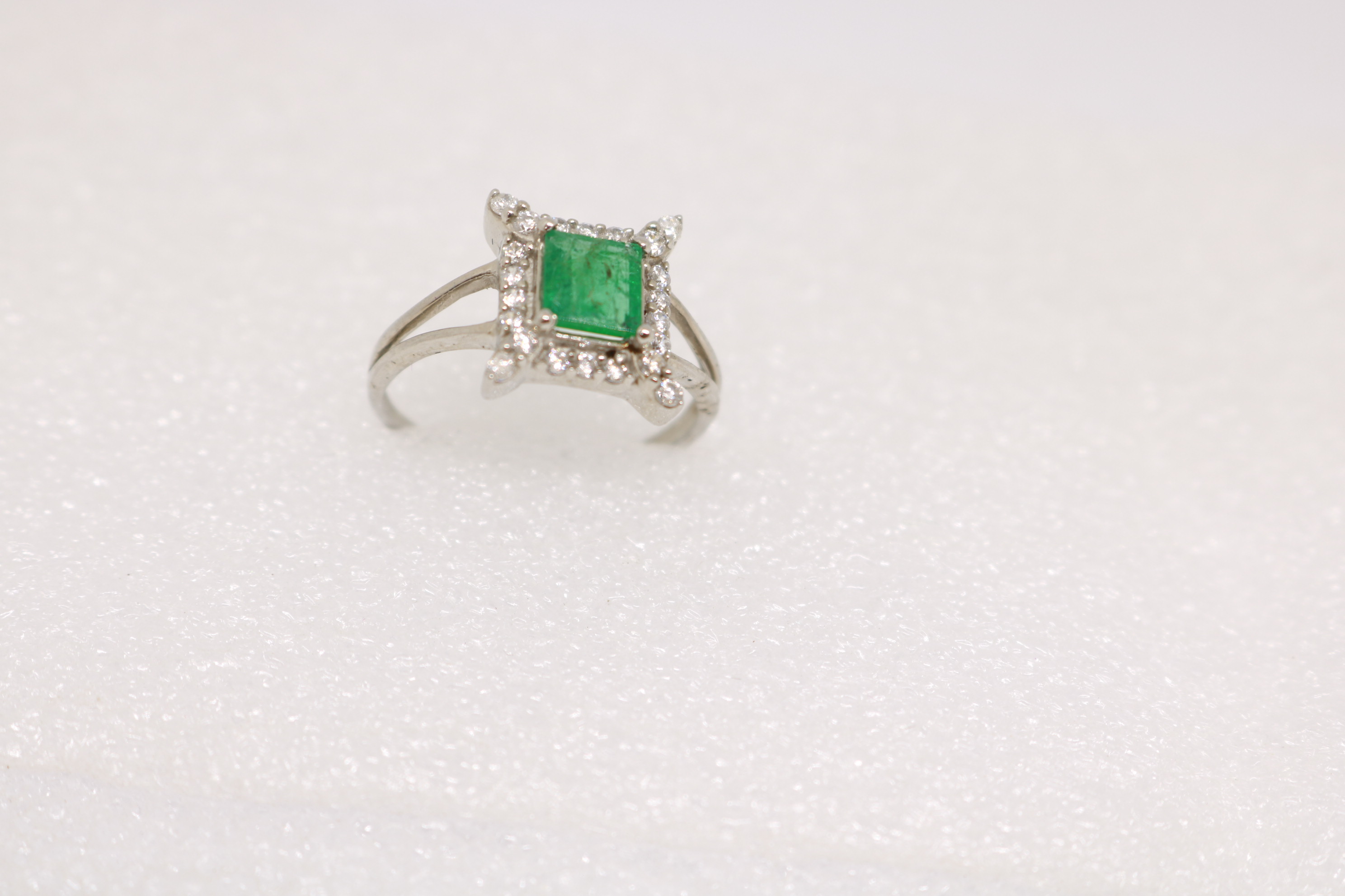 Silver ring with Rhodium plat, Green Onex studded 