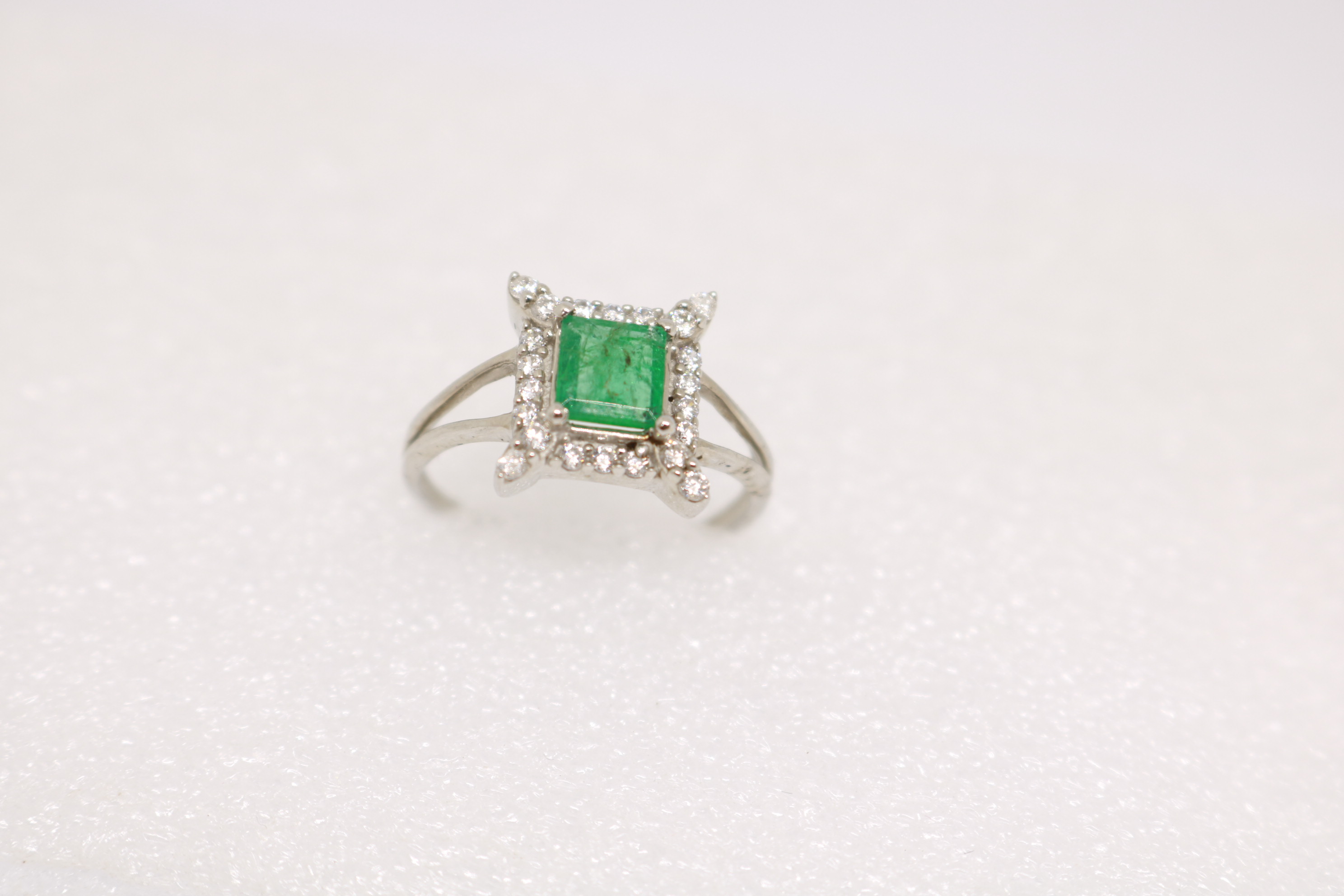 Silver ring with Rhodium plat, Green Onex studded 