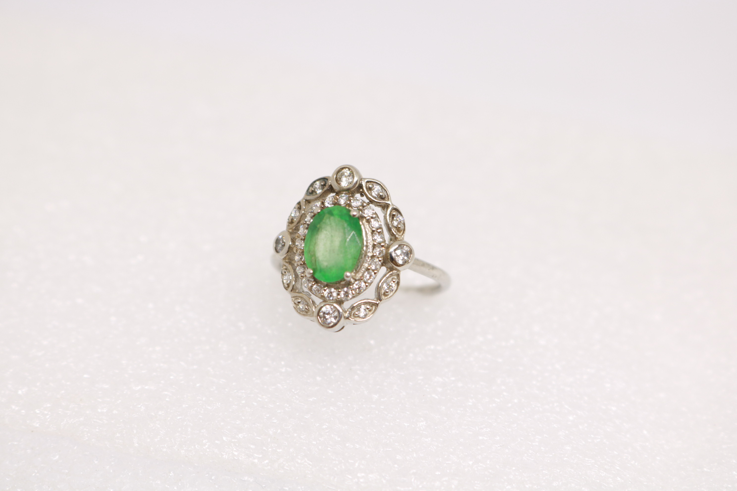 Silver ring with Rhodium plat, Green Onex studded 