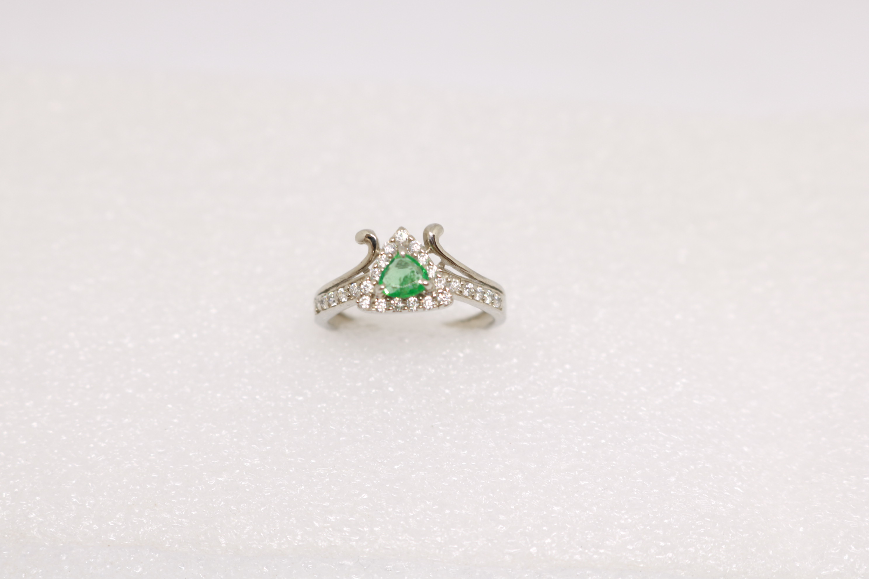 Silver ring with Rhodium plat, Green Onex studded 