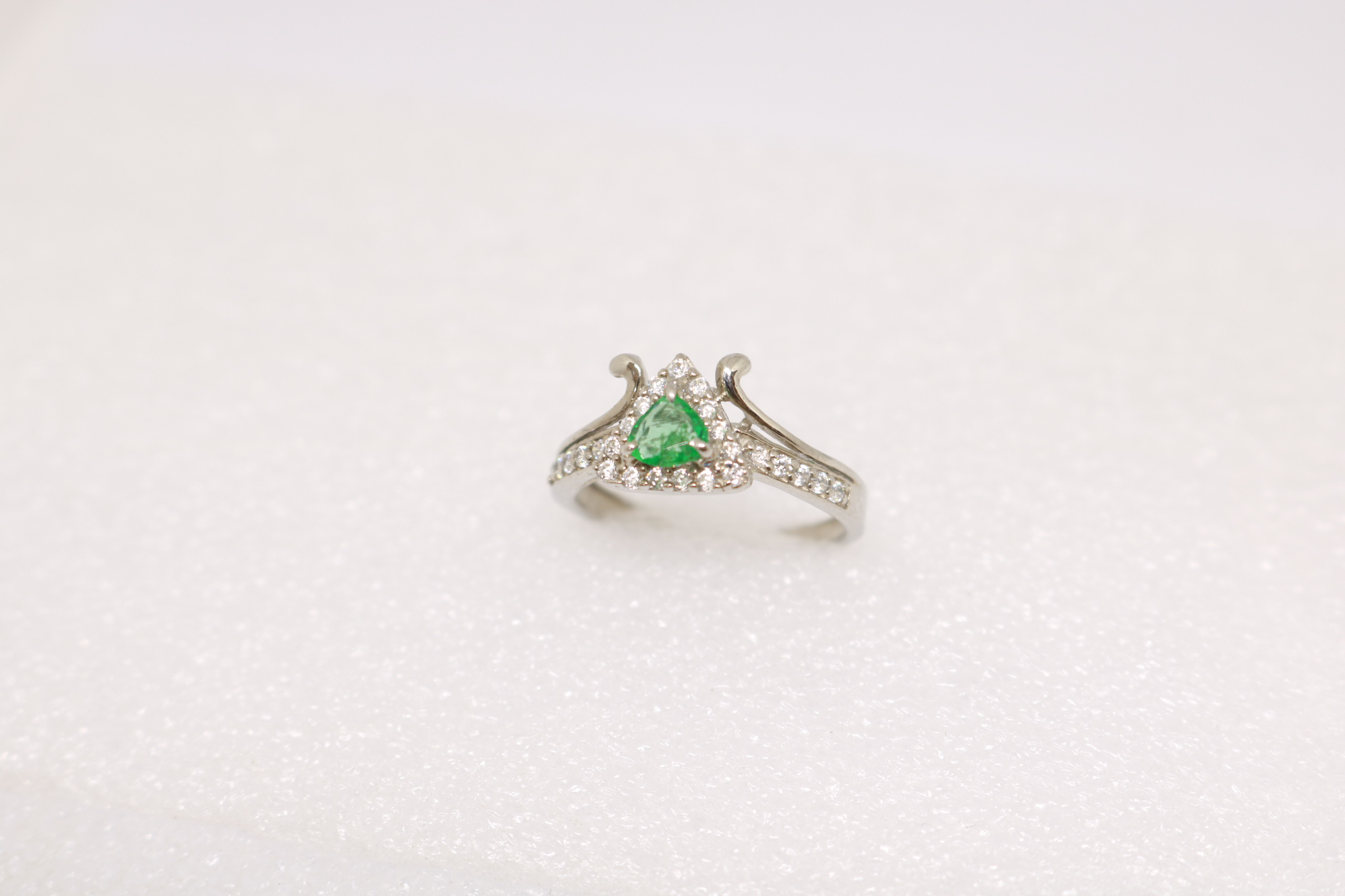 Silver ring with Rhodium plat, Green Onex studded 