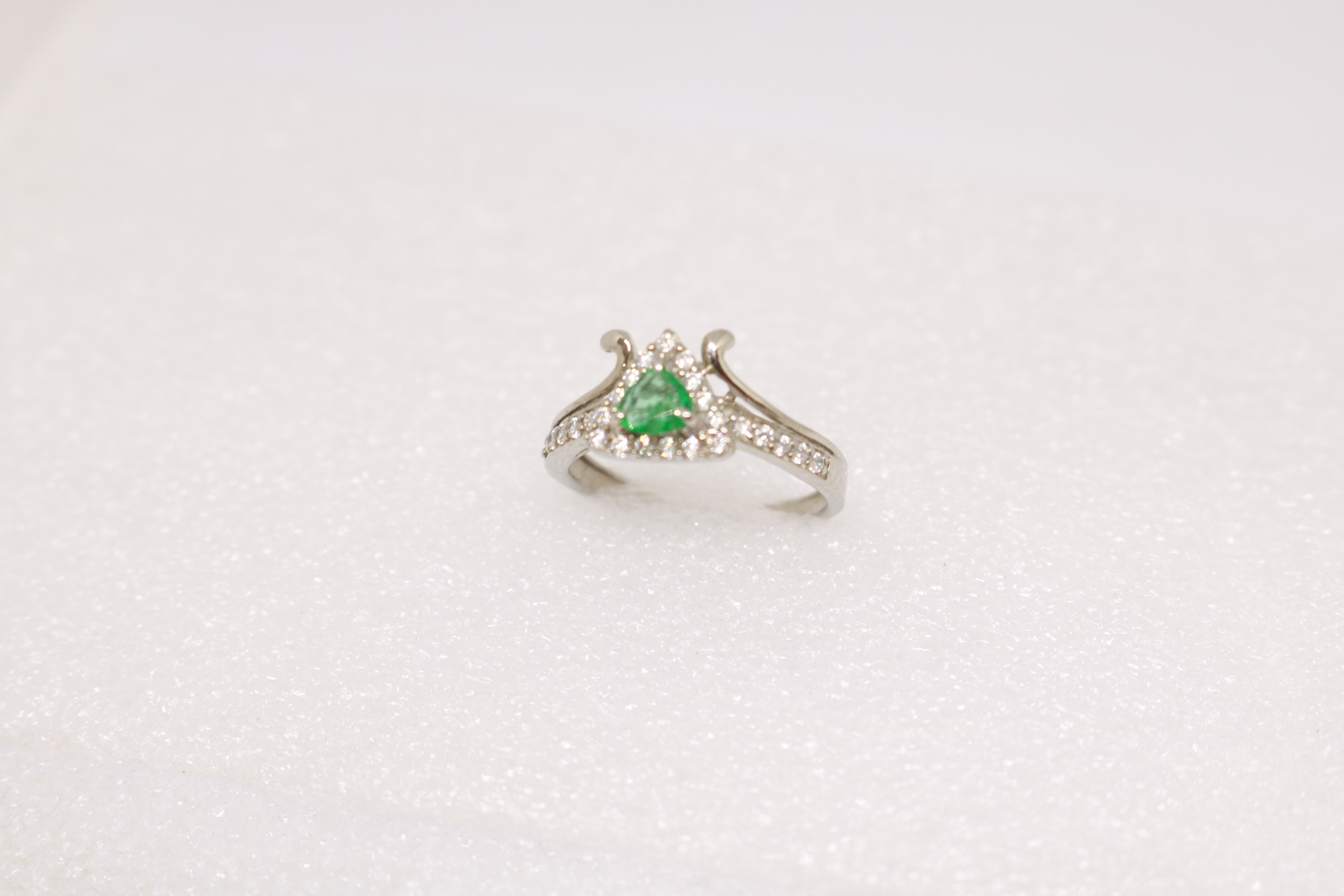 Silver ring with Rhodium plat, Green Onex studded 