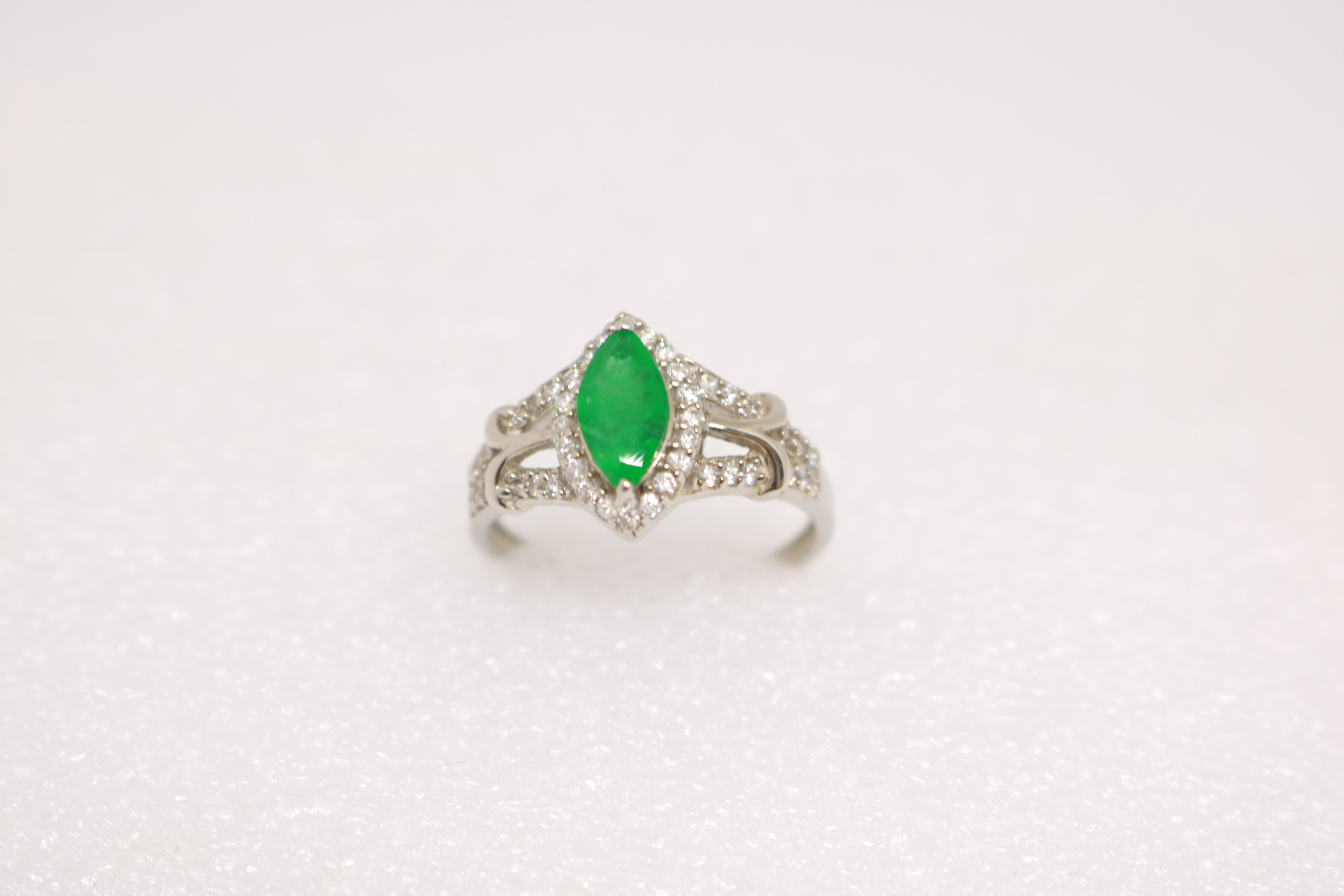 Silver ring with Rhodium plat, Green Onex studded 