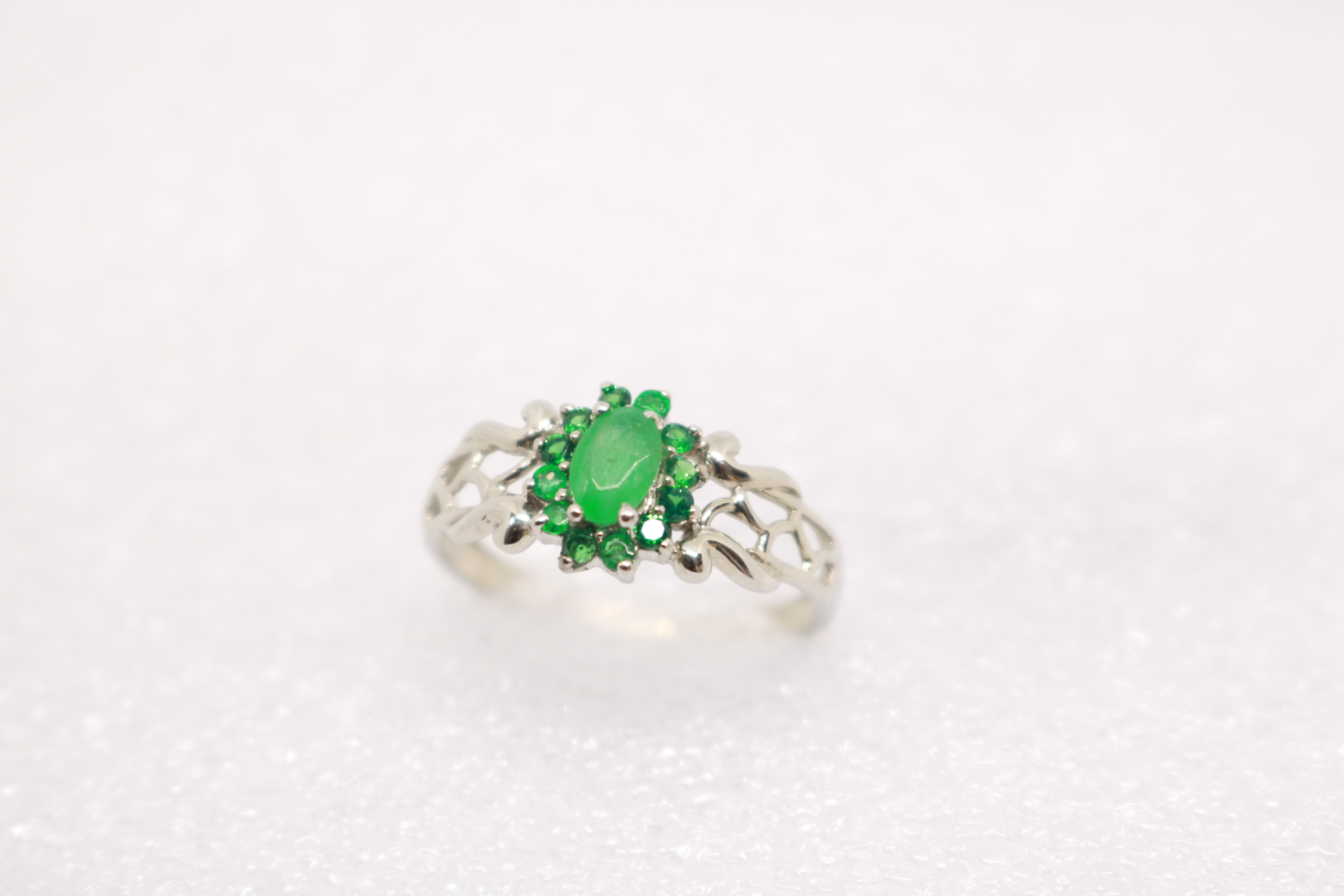 Silver ring with Rhodium plat, Green Onex studded 