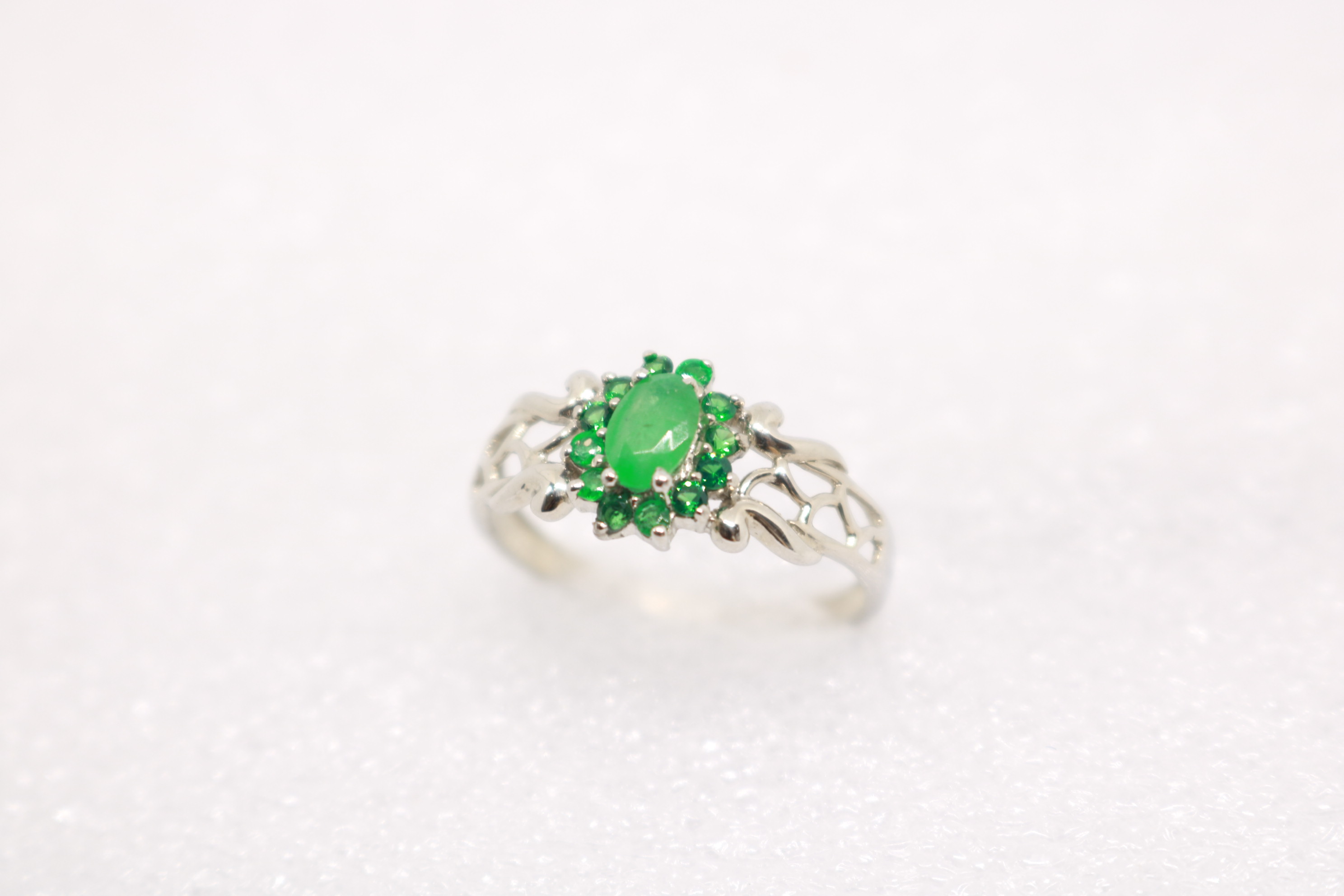 Silver ring with Rhodium plat, Green Onex studded 