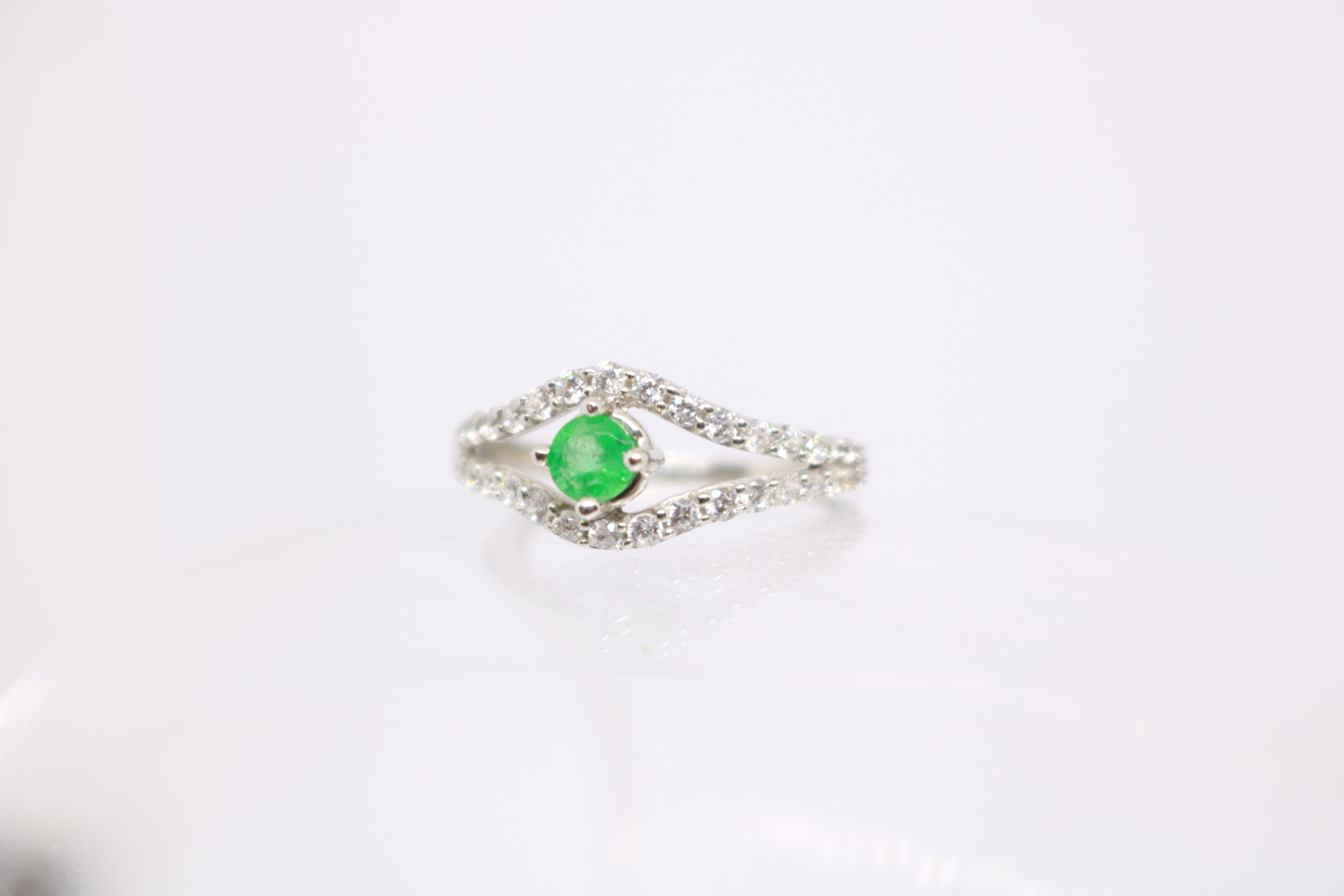 Silver ring with Rhodium plat, Green Onex studded 