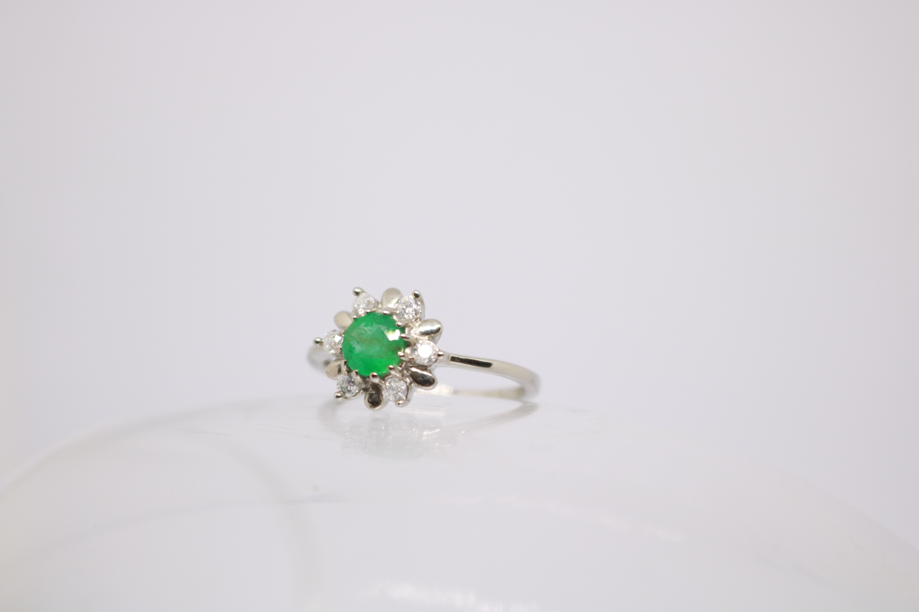 Silver ring with Rhodium plat, Green Onex studded 