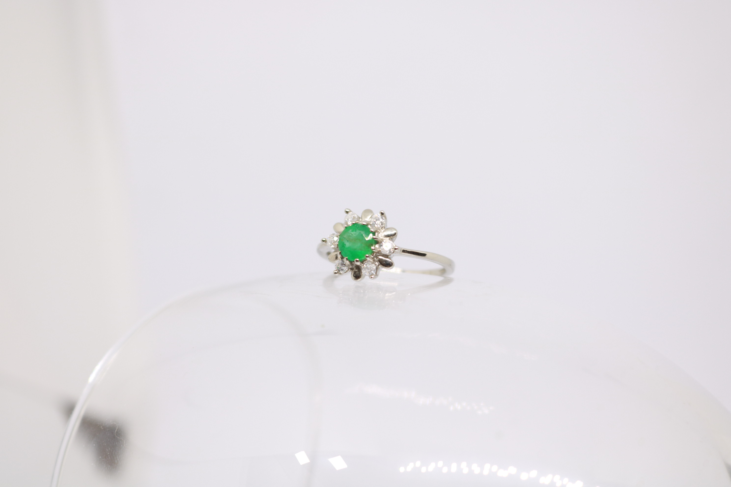 Silver ring with Rhodium plat, Green Onex studded 