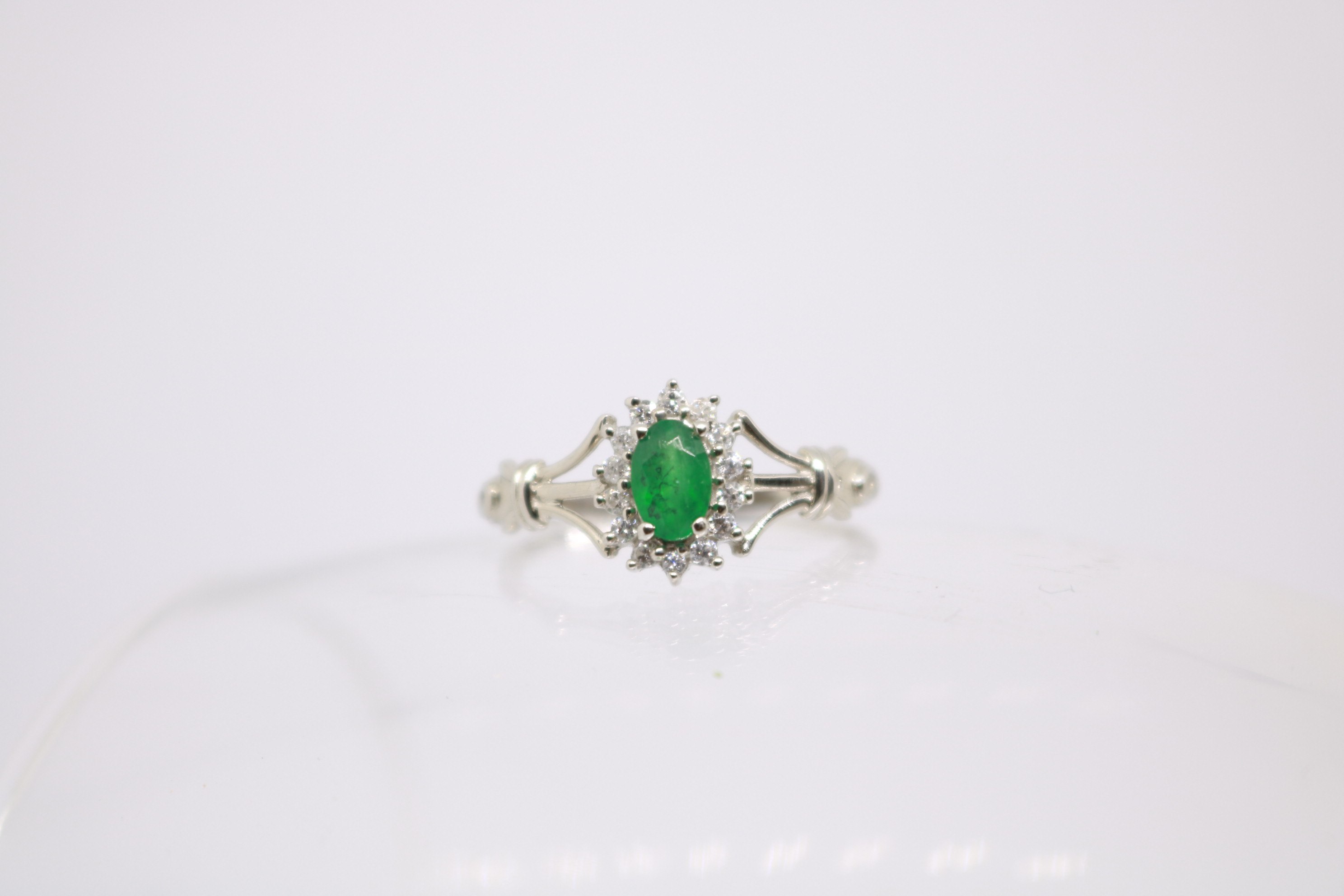 Silver ring with Rhodium plat, Green Onex studded 