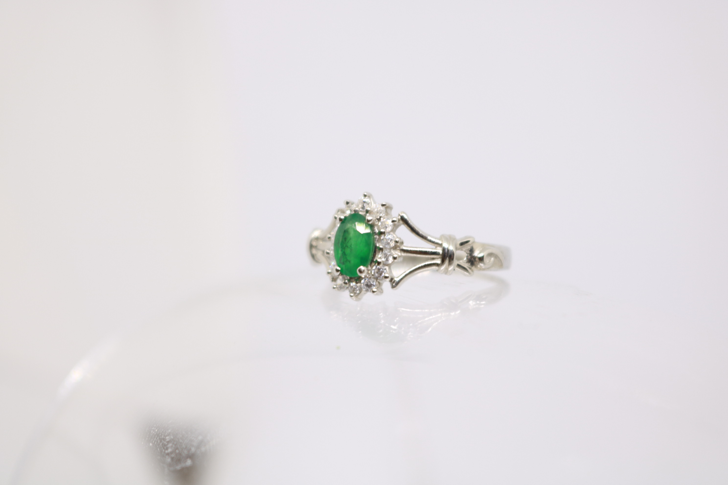 Silver ring with Rhodium plat, Green Onex studded 