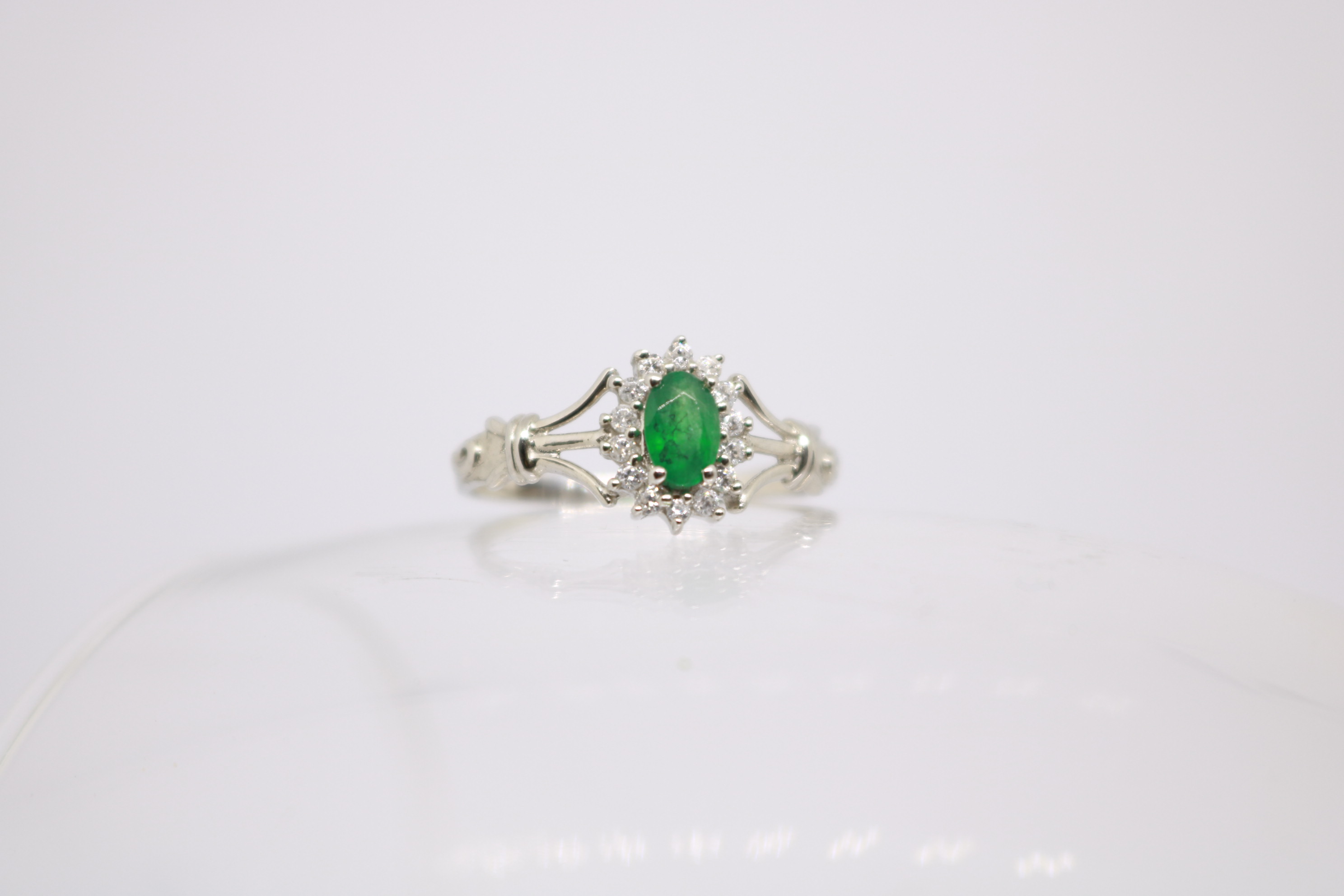 Silver ring with Rhodium plat, Green Onex studded 