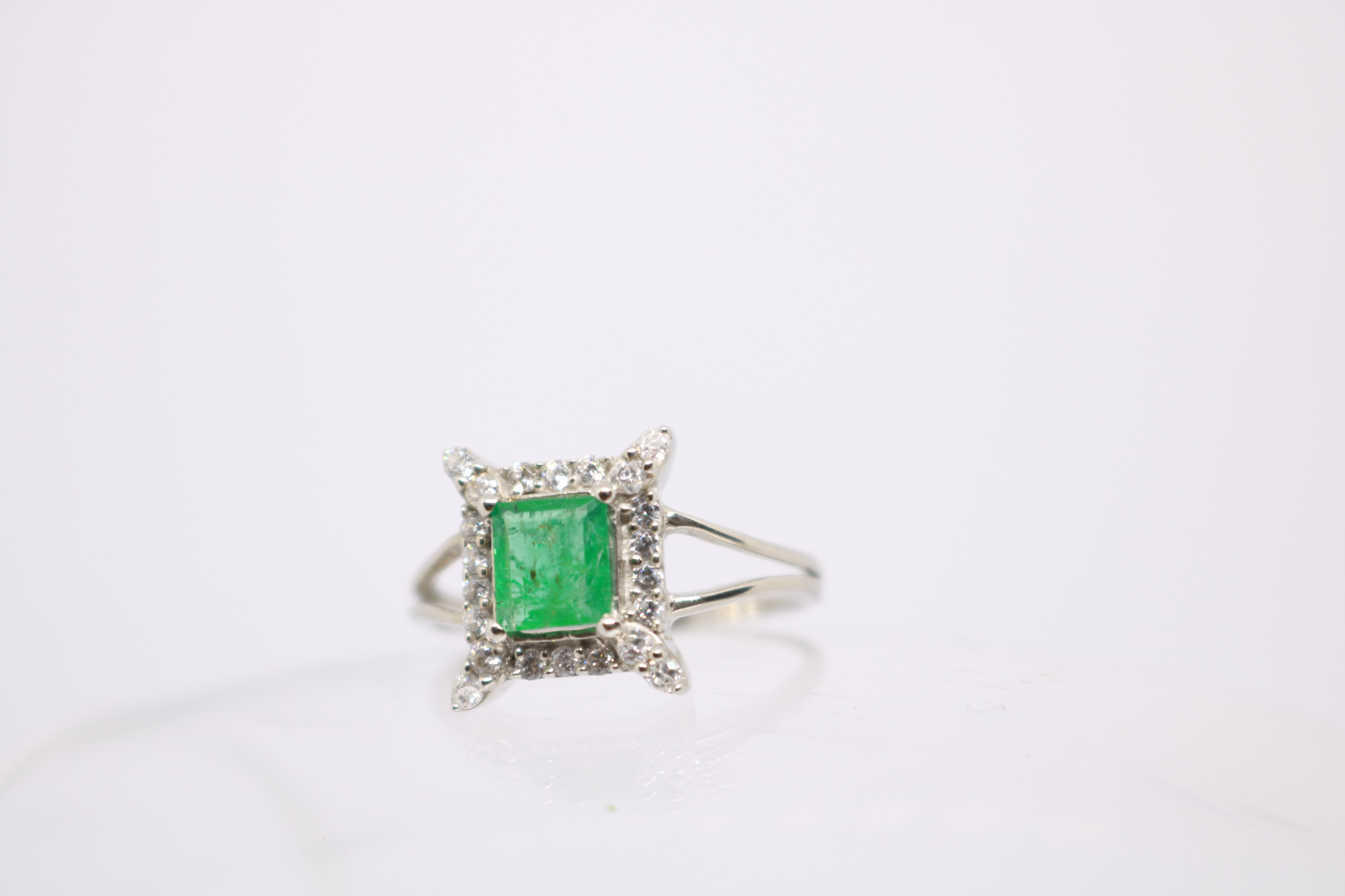 Silver ring with Rhodium plat, Green Onex studded 