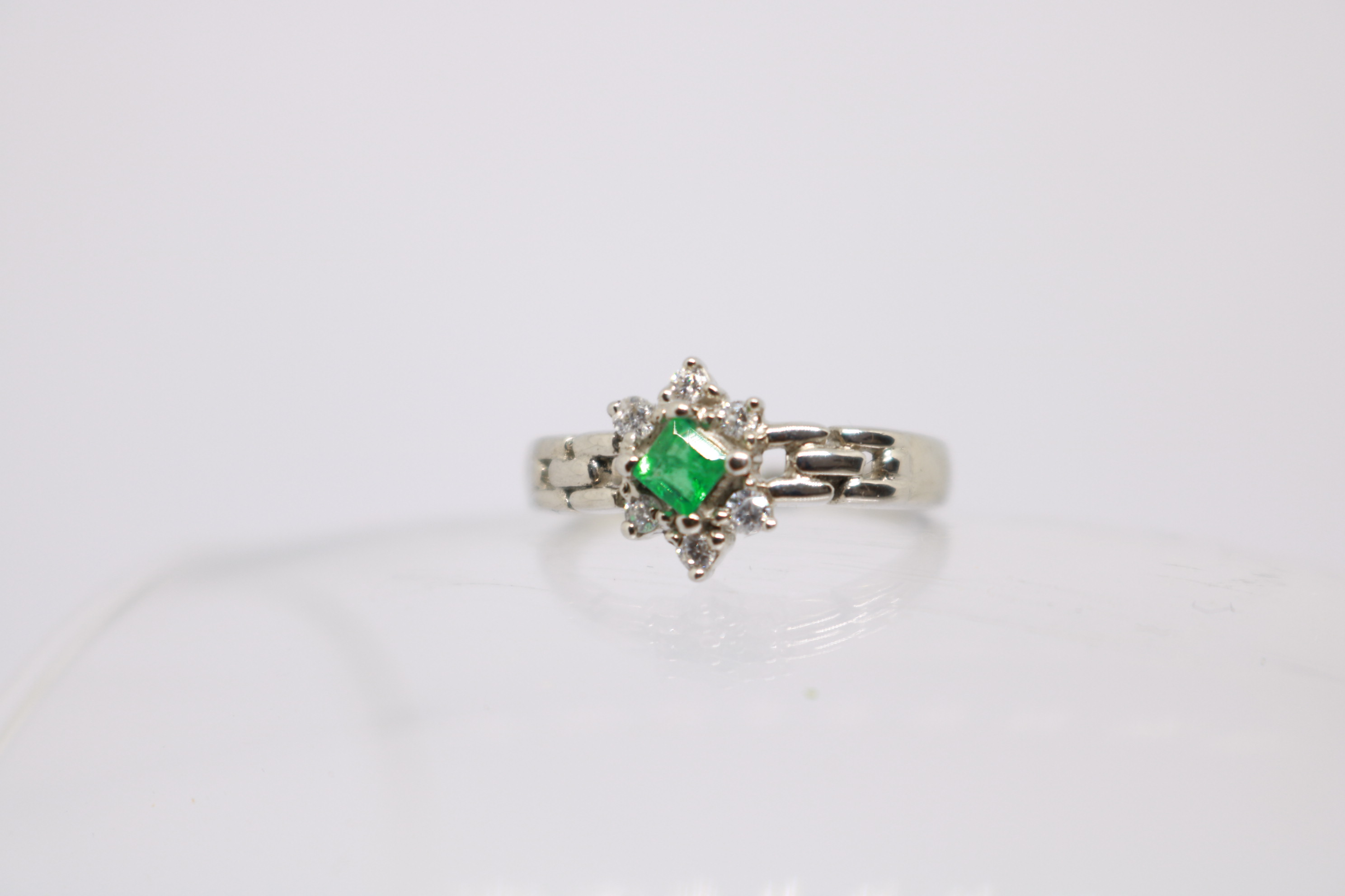 Silver ring with Rhodium plat, Green Onex studded 