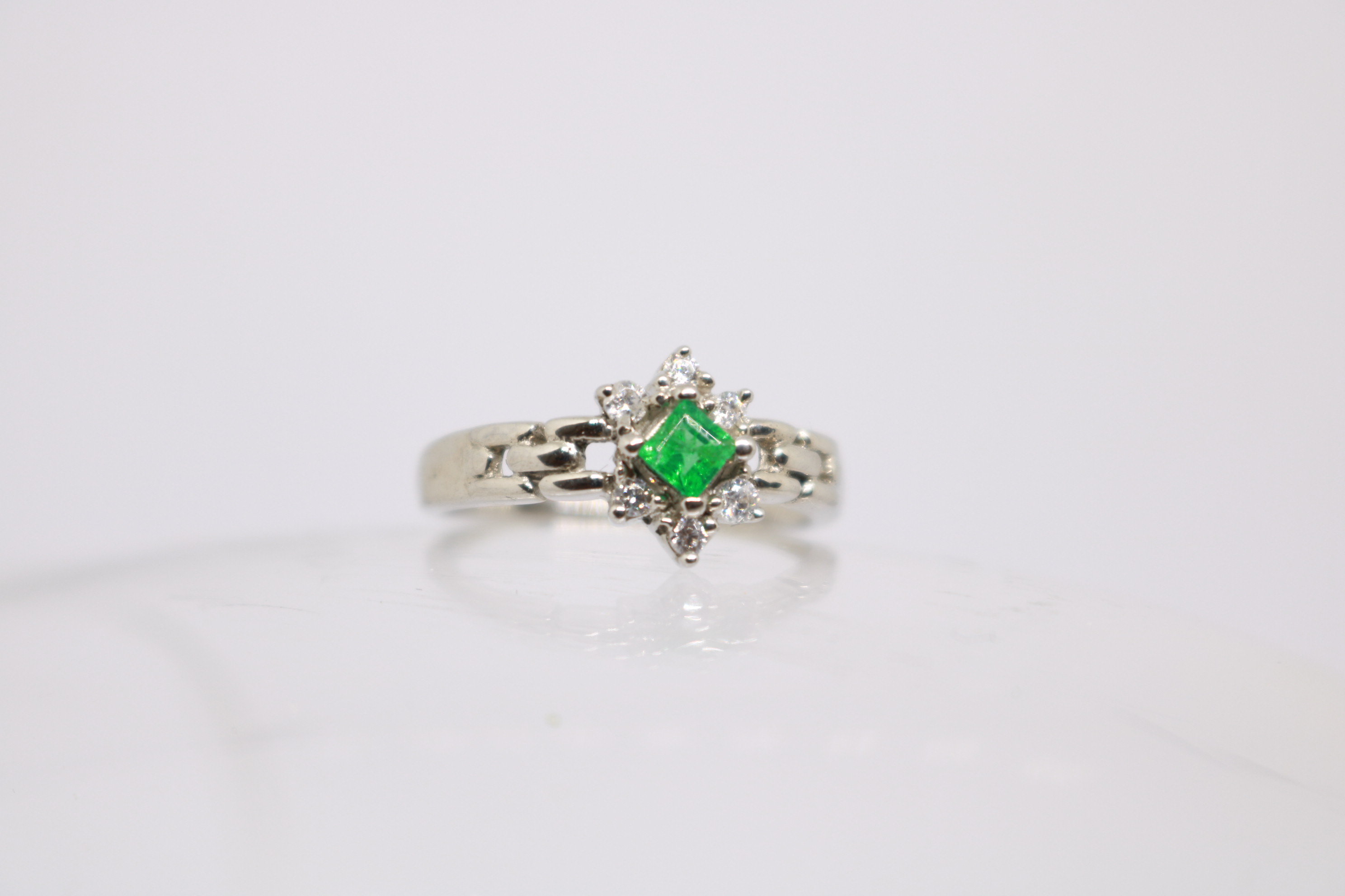 Silver ring with Rhodium plat, Green Onex studded 