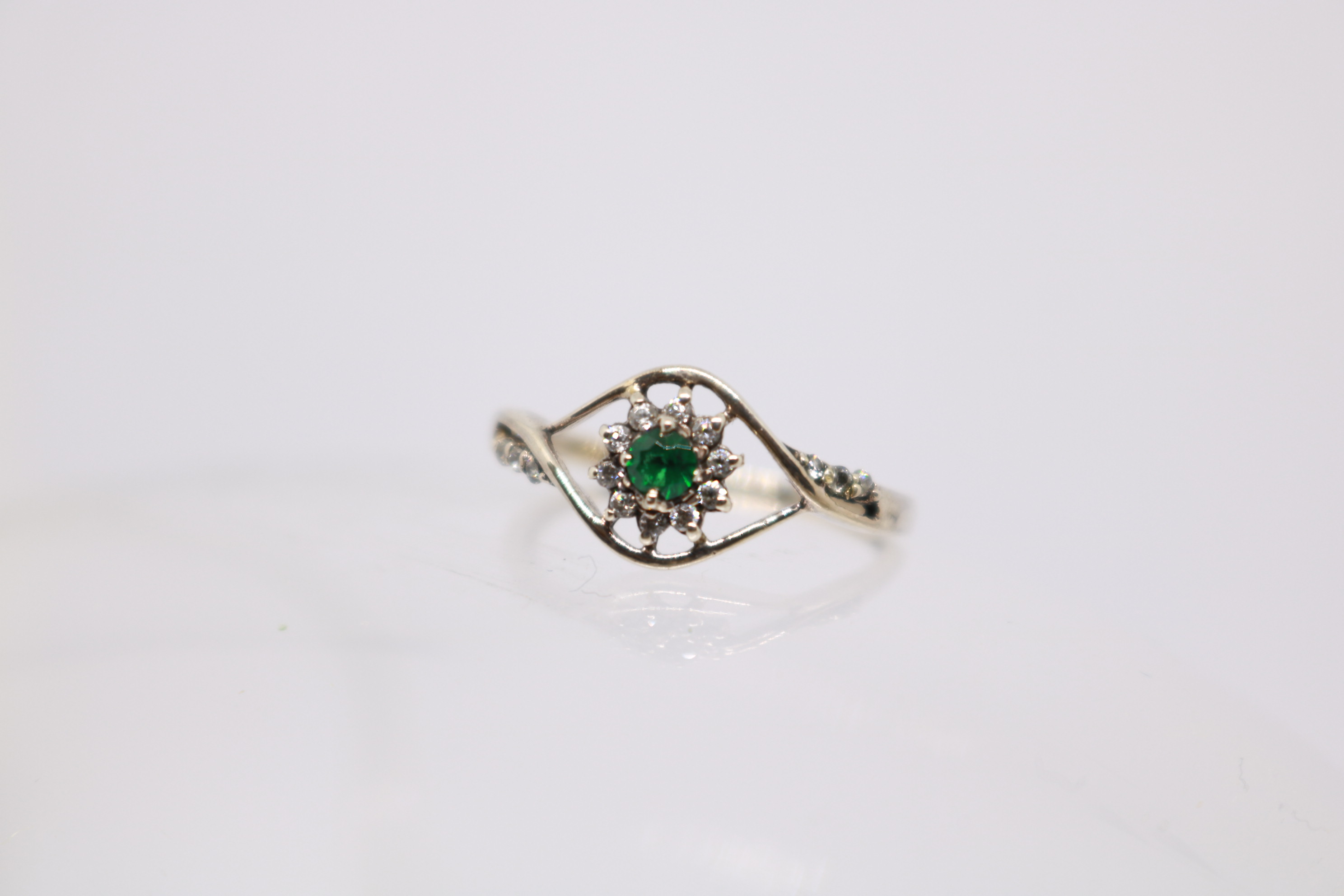 Silver ring with Rhodium plat, Green Onex studded 