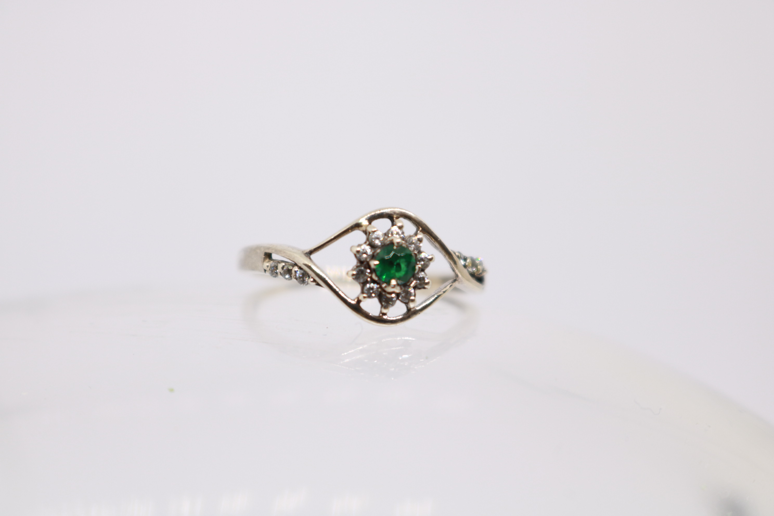 Silver ring with Rhodium plat, Green Onex studded 