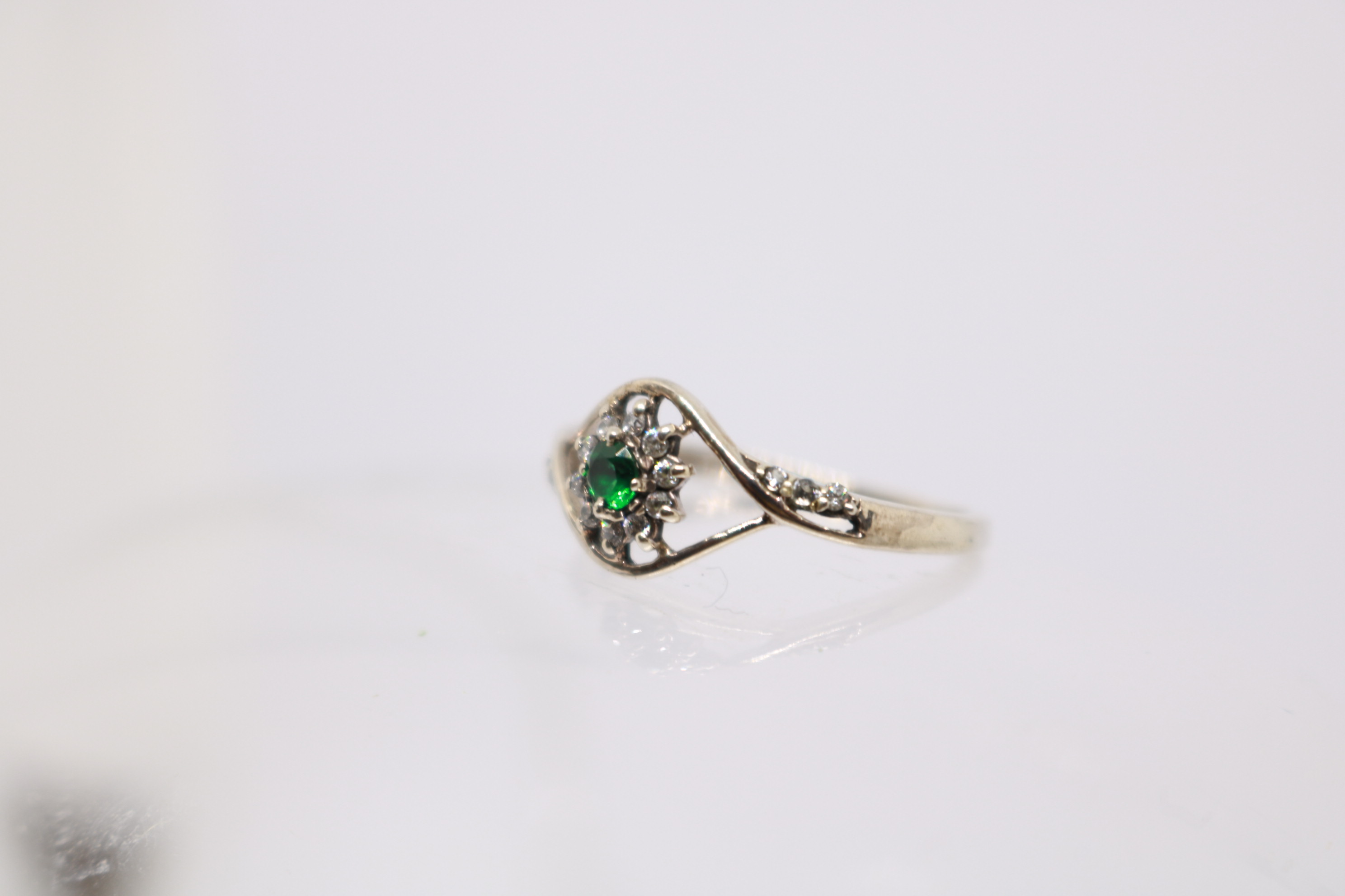 Silver ring with Rhodium plat, Green Onex studded 
