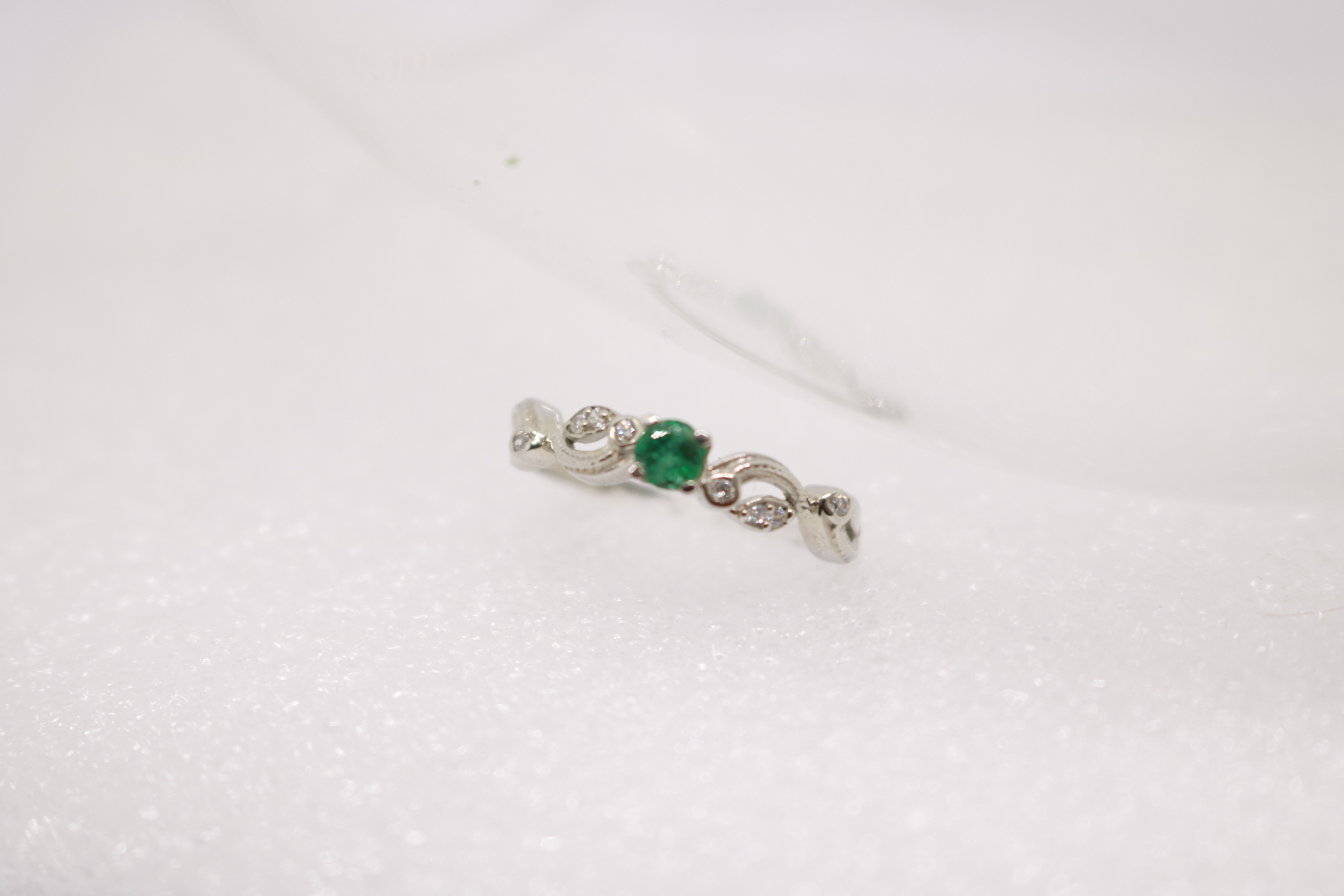 Silver ring with Rhodium plat, Green Onex studded 