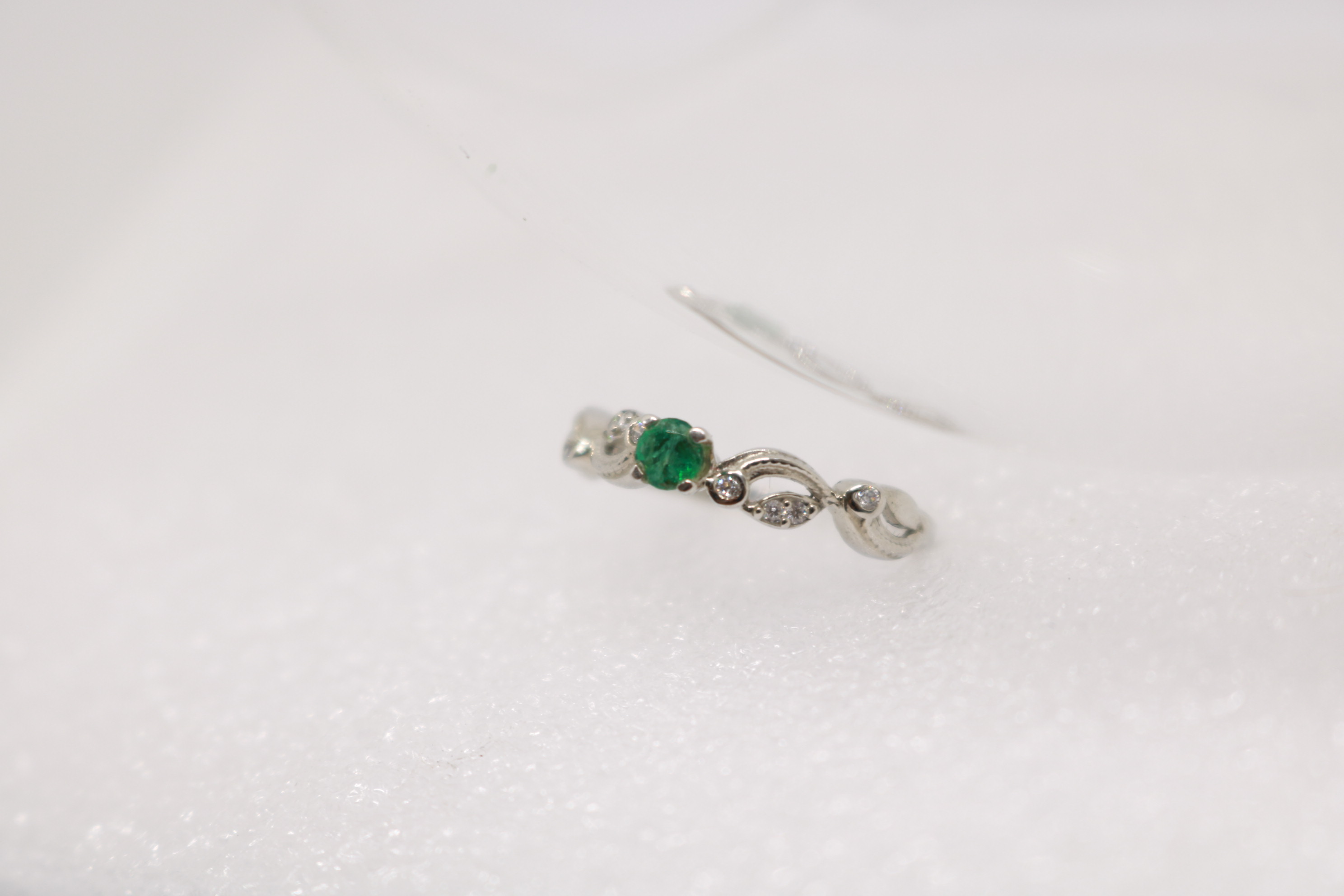 Silver ring with Rhodium plat, Green Onex studded 
