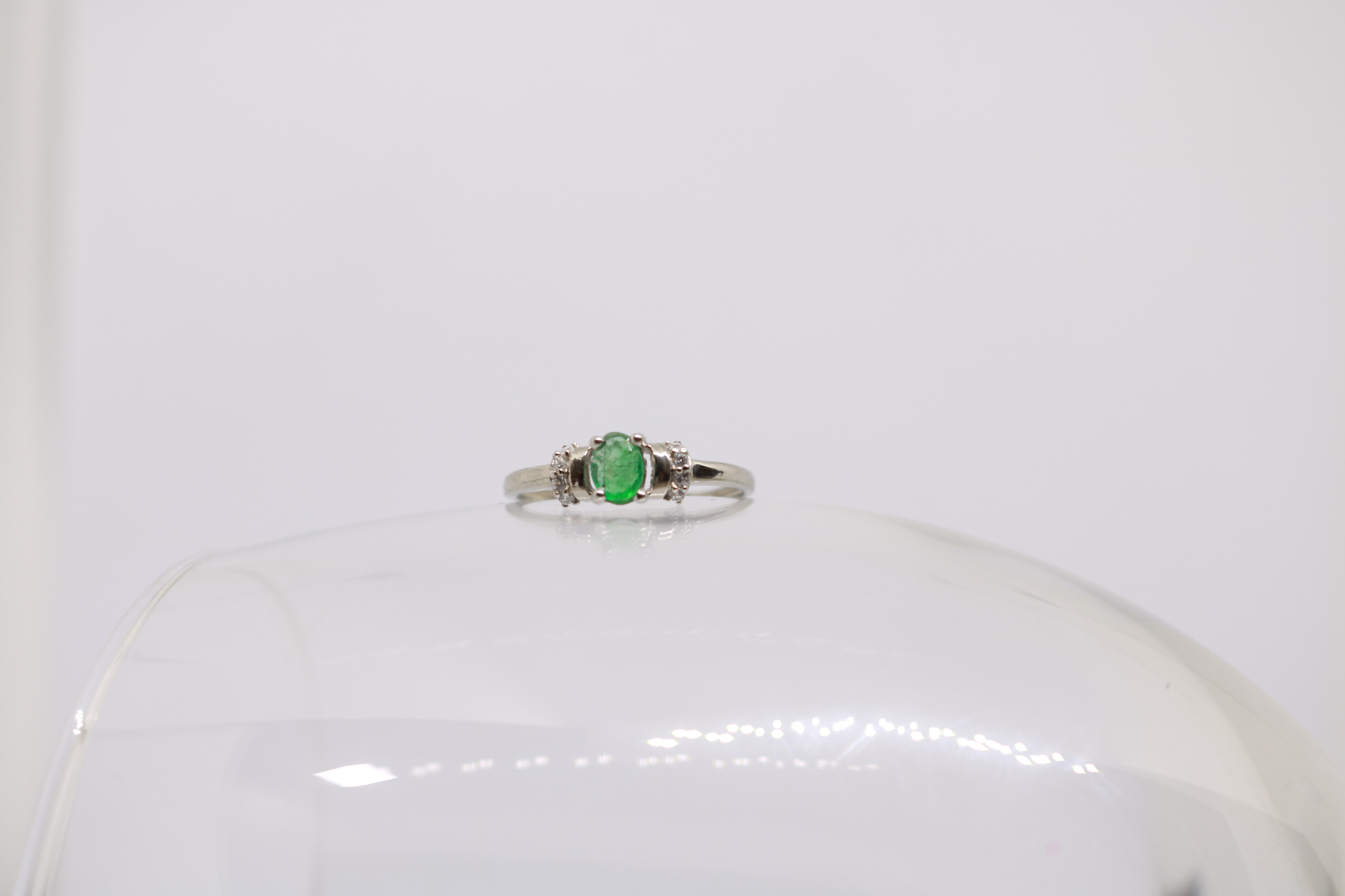 Silver ring with Rhodium plat, Green Onex studded 