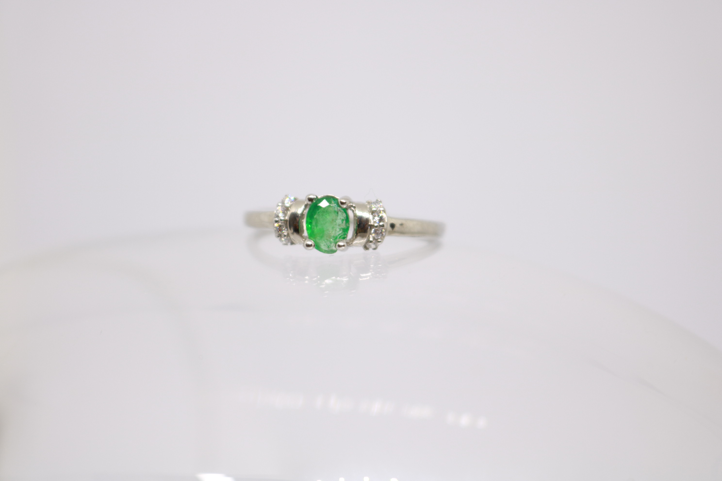 Silver ring with Rhodium plat, Green Onex studded 