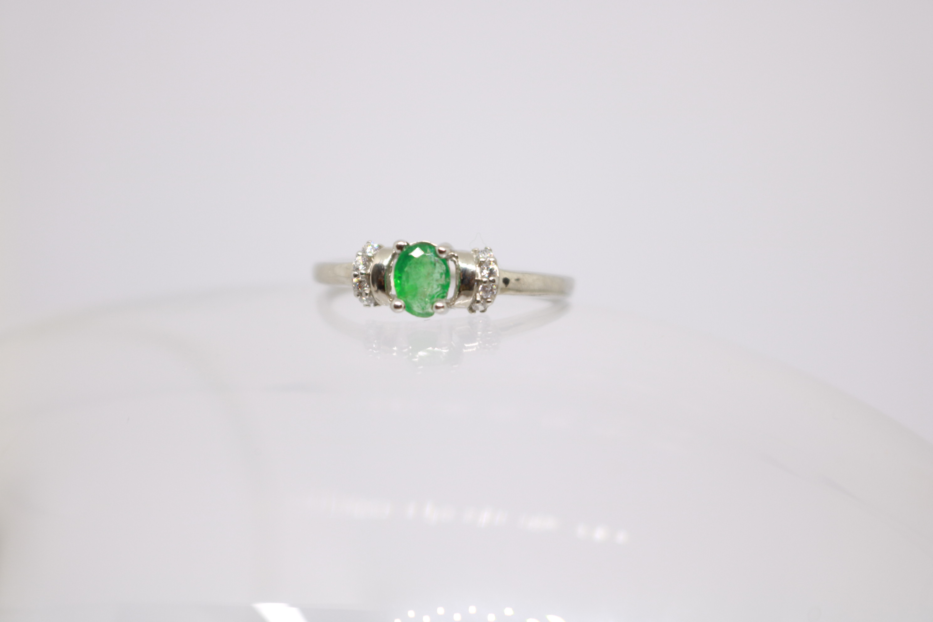 Silver ring with Rhodium plat, Green Onex studded 