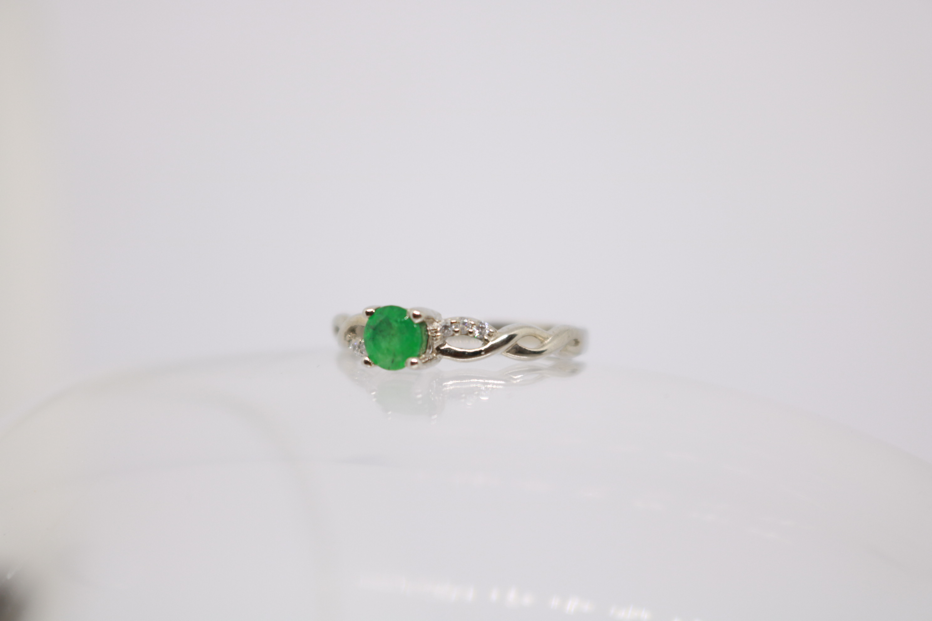 Silver ring with Rhodium plat, Green Onex studded 