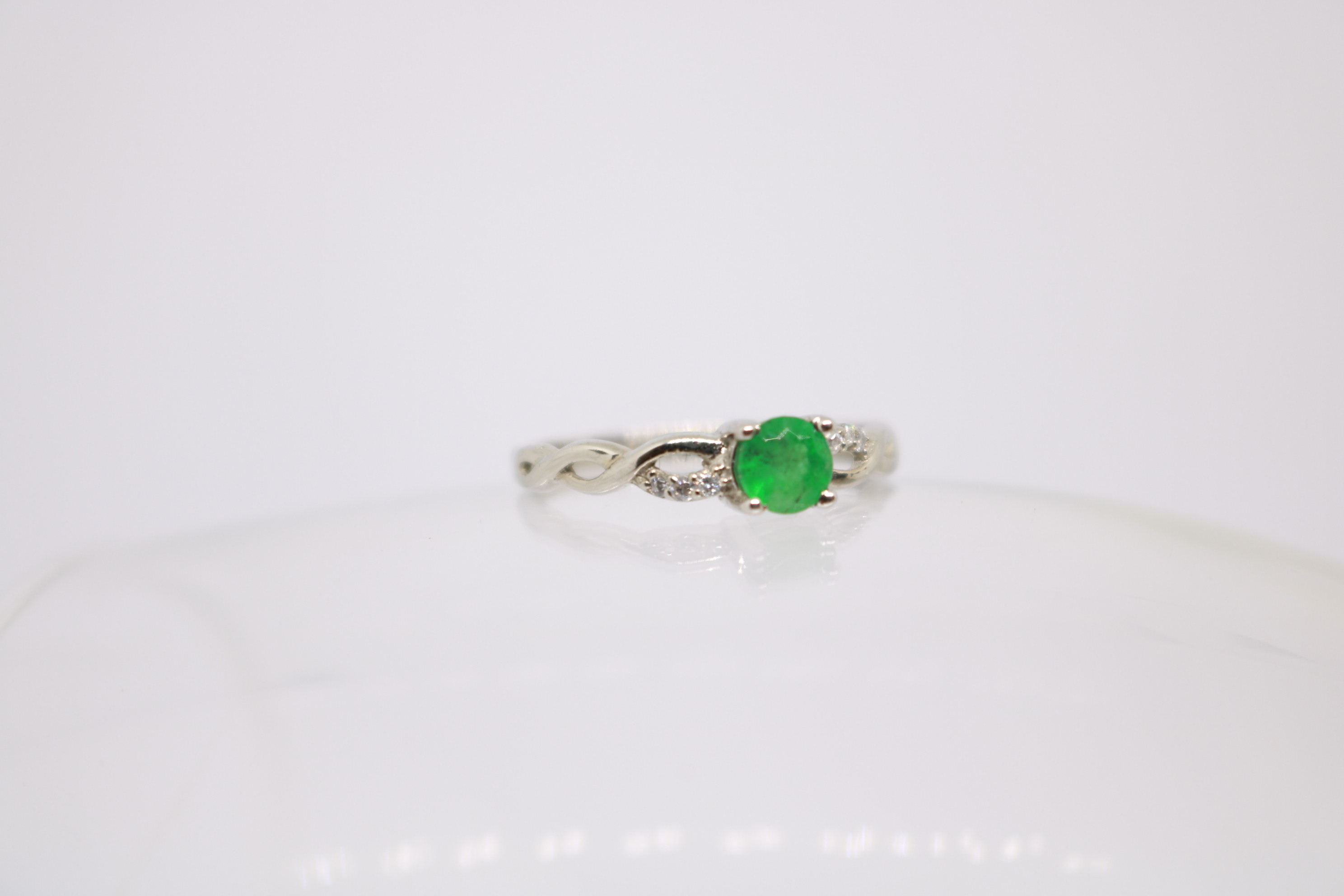 Silver ring with Rhodium plat, Green Onex studded 