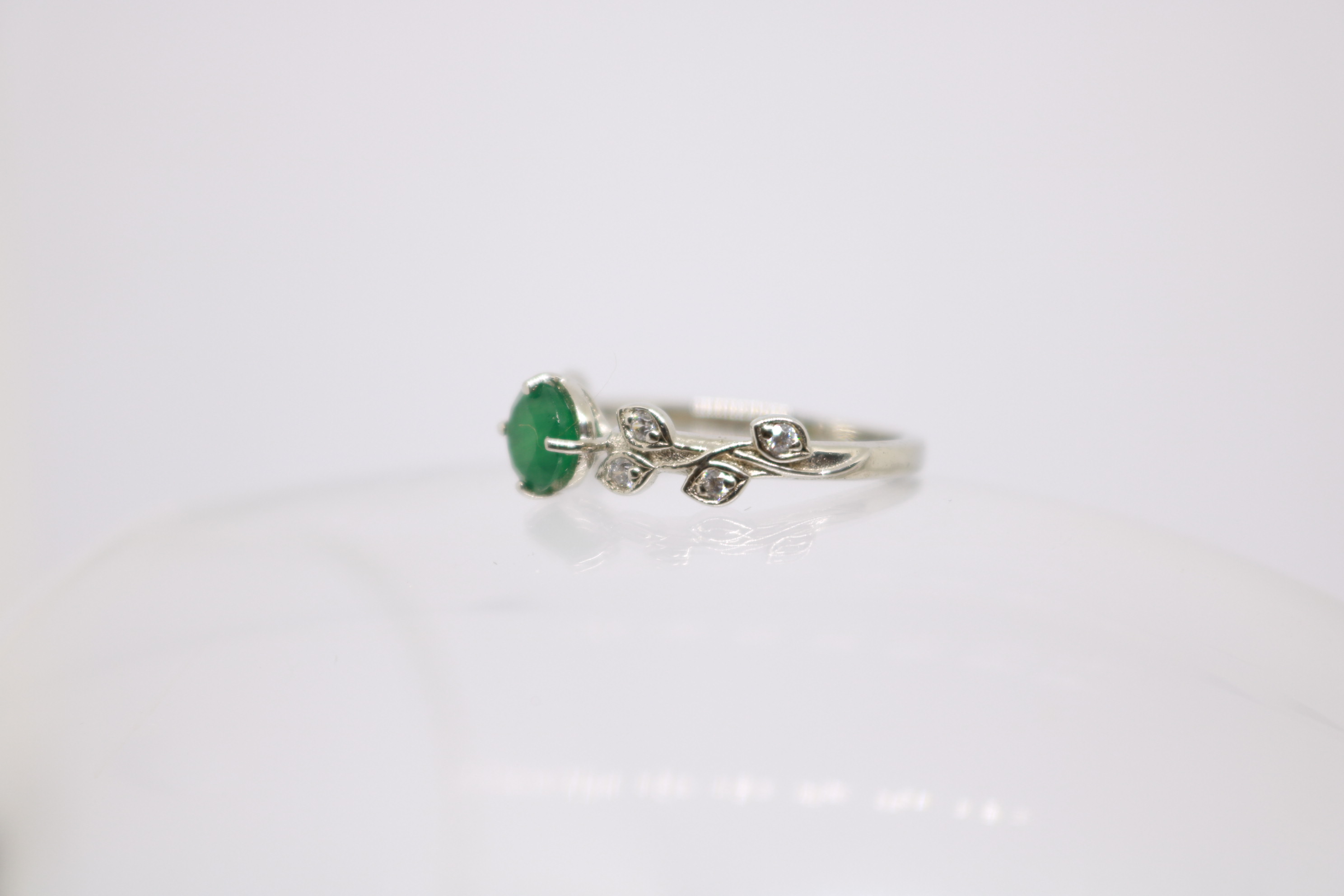 Silver ring with Rhodium plat, Green Onex studded 