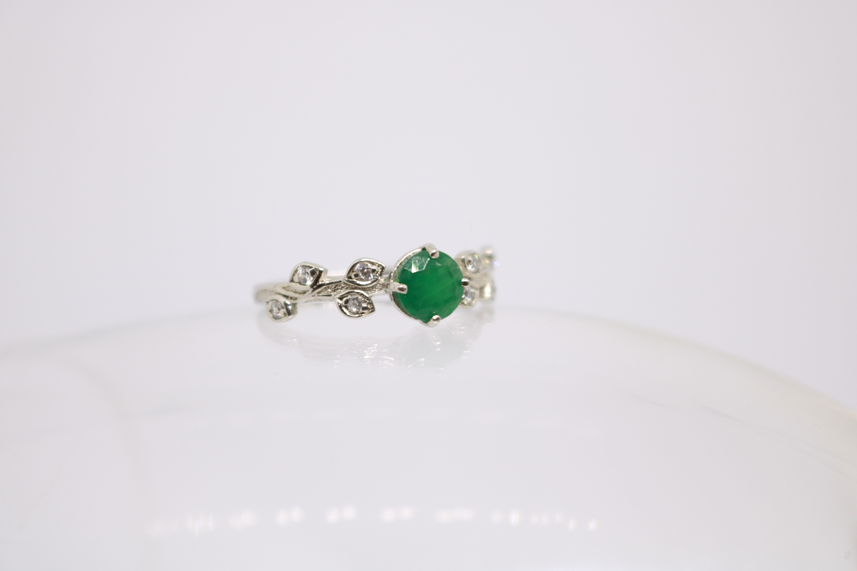 Silver ring with Rhodium plat, Green Onex studded 