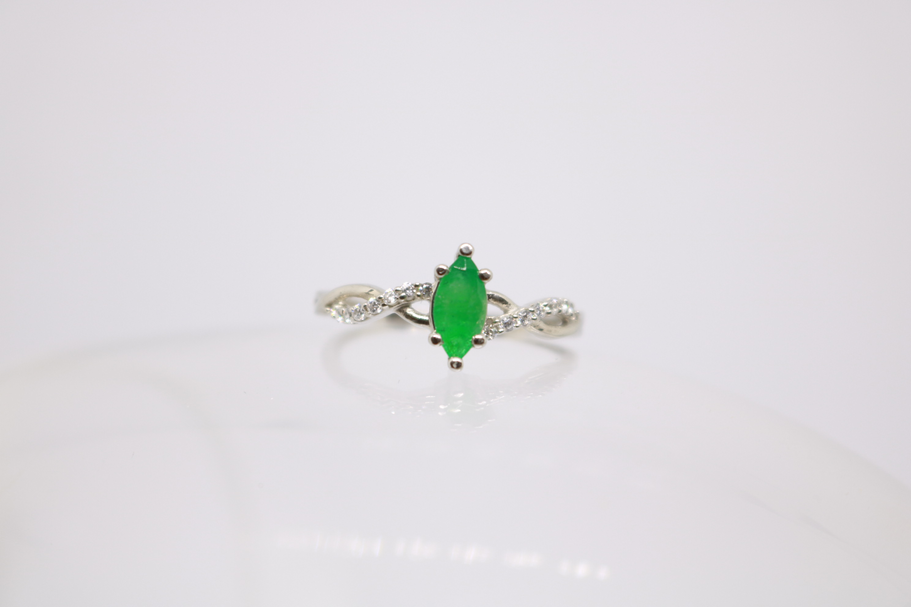 Silver ring with Rhodium plat, Green Onex studded 