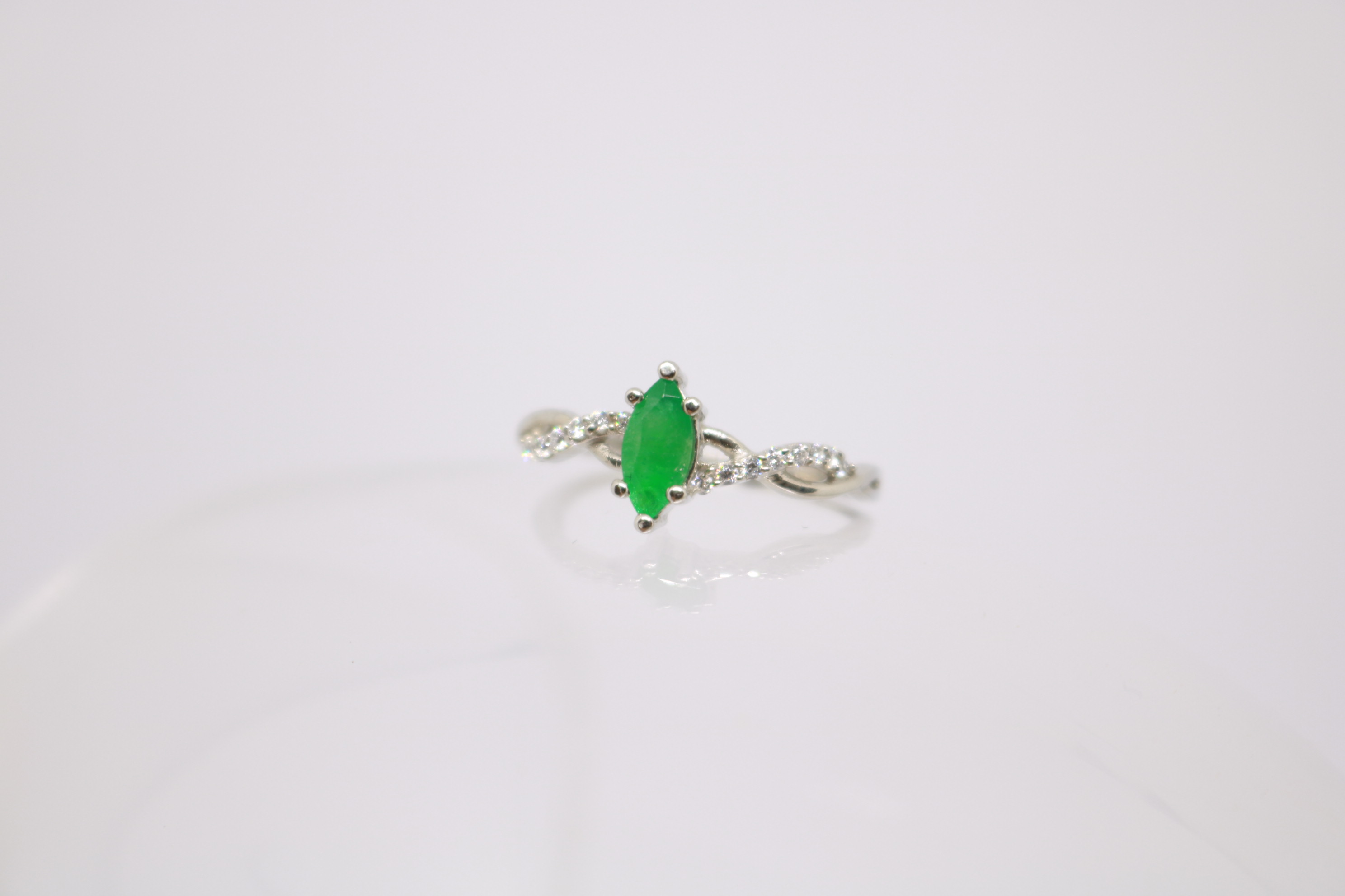 Silver ring with Rhodium plat, Green Onex studded 