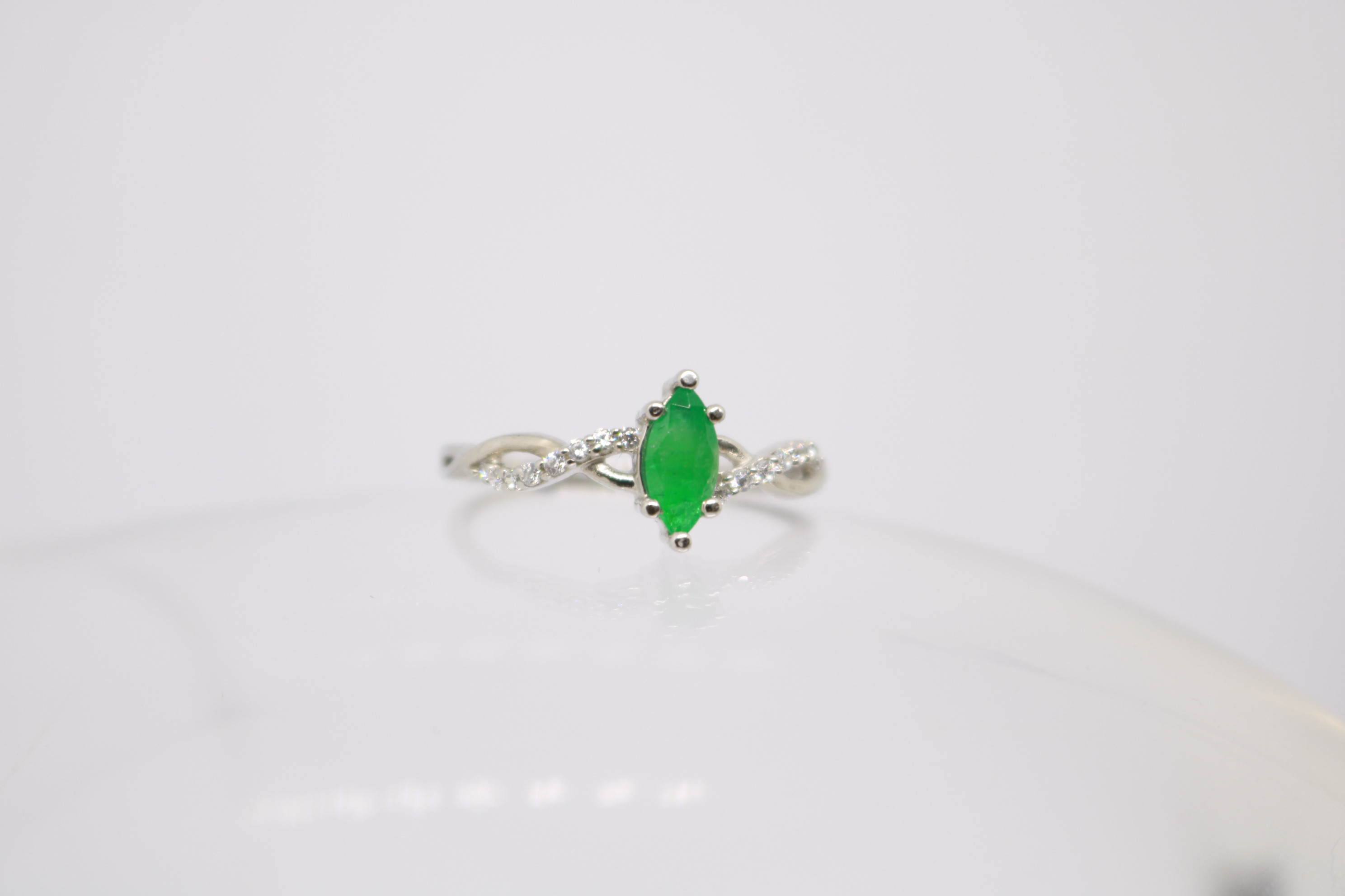 Silver ring with Rhodium plat, Green Onex studded 