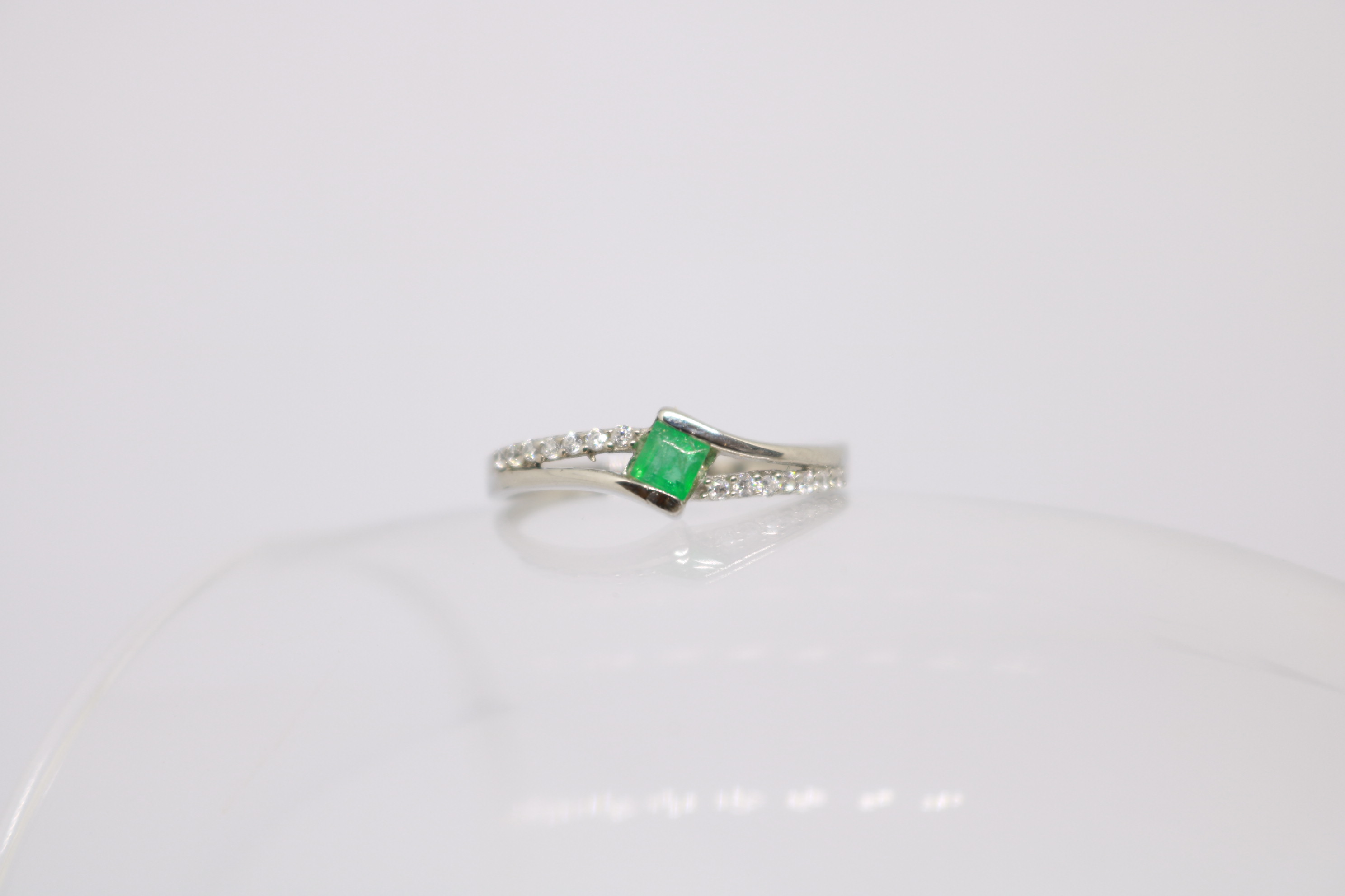 Silver ring with Rhodium plat, Green Onex studded 