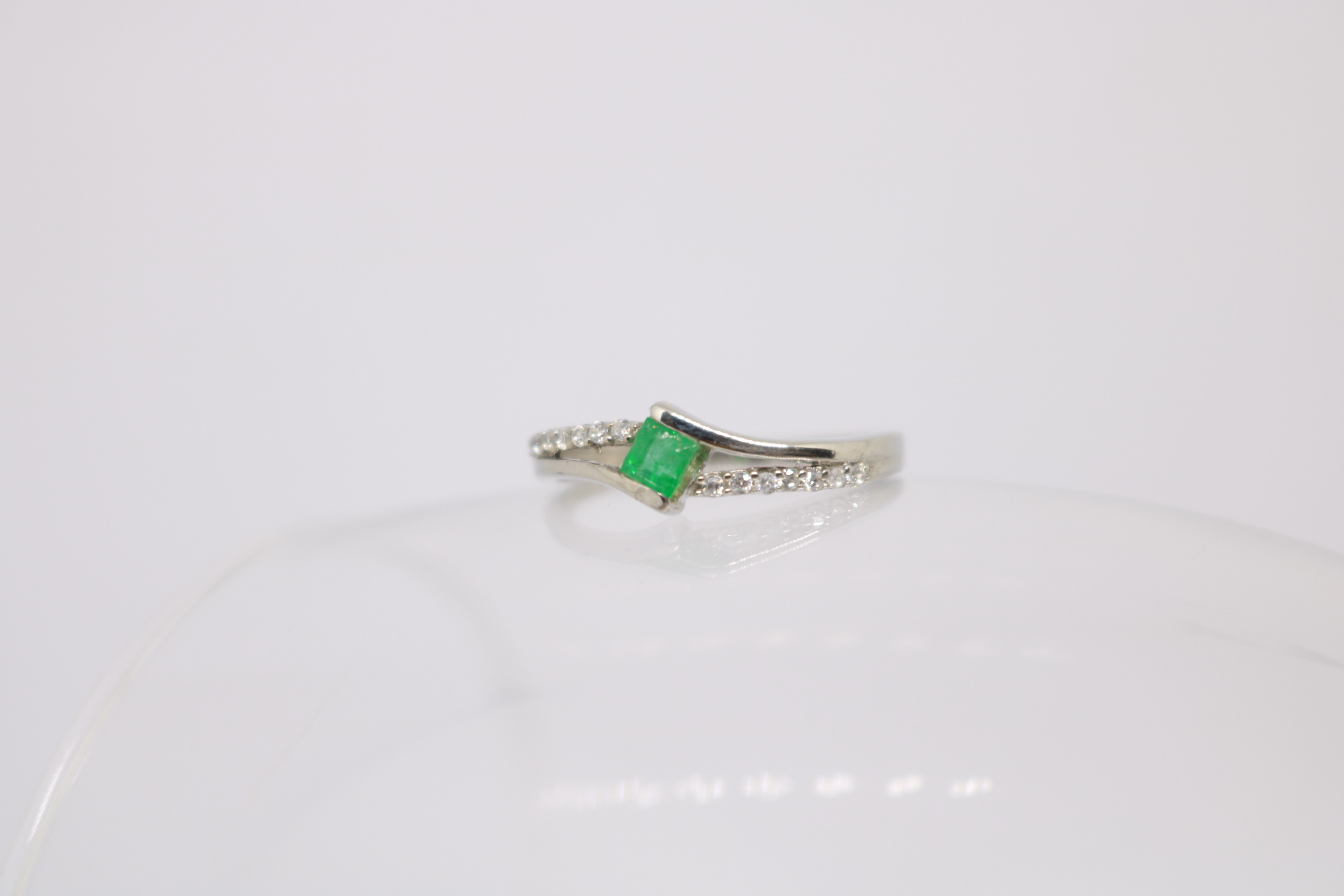 Silver ring with Rhodium plat, Green Onex studded 