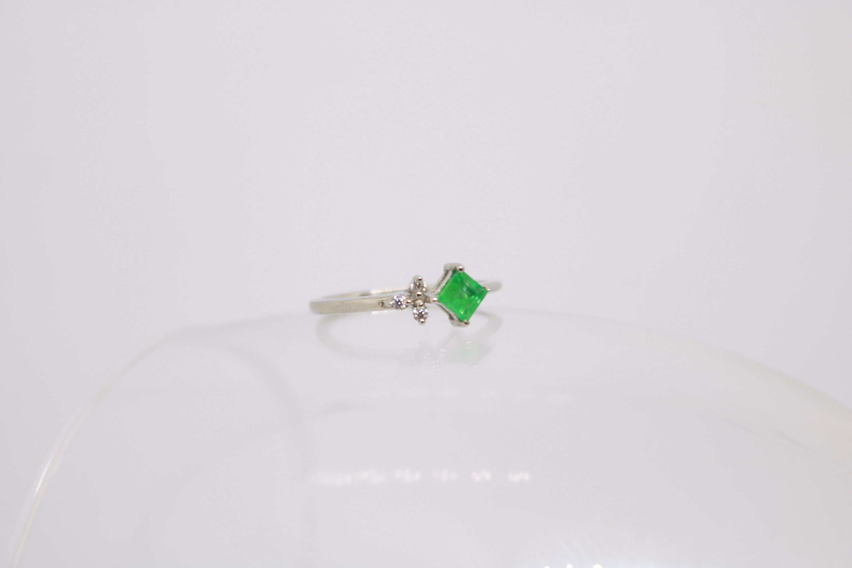 Silver ring with Rhodium plat, Green Onex studded 