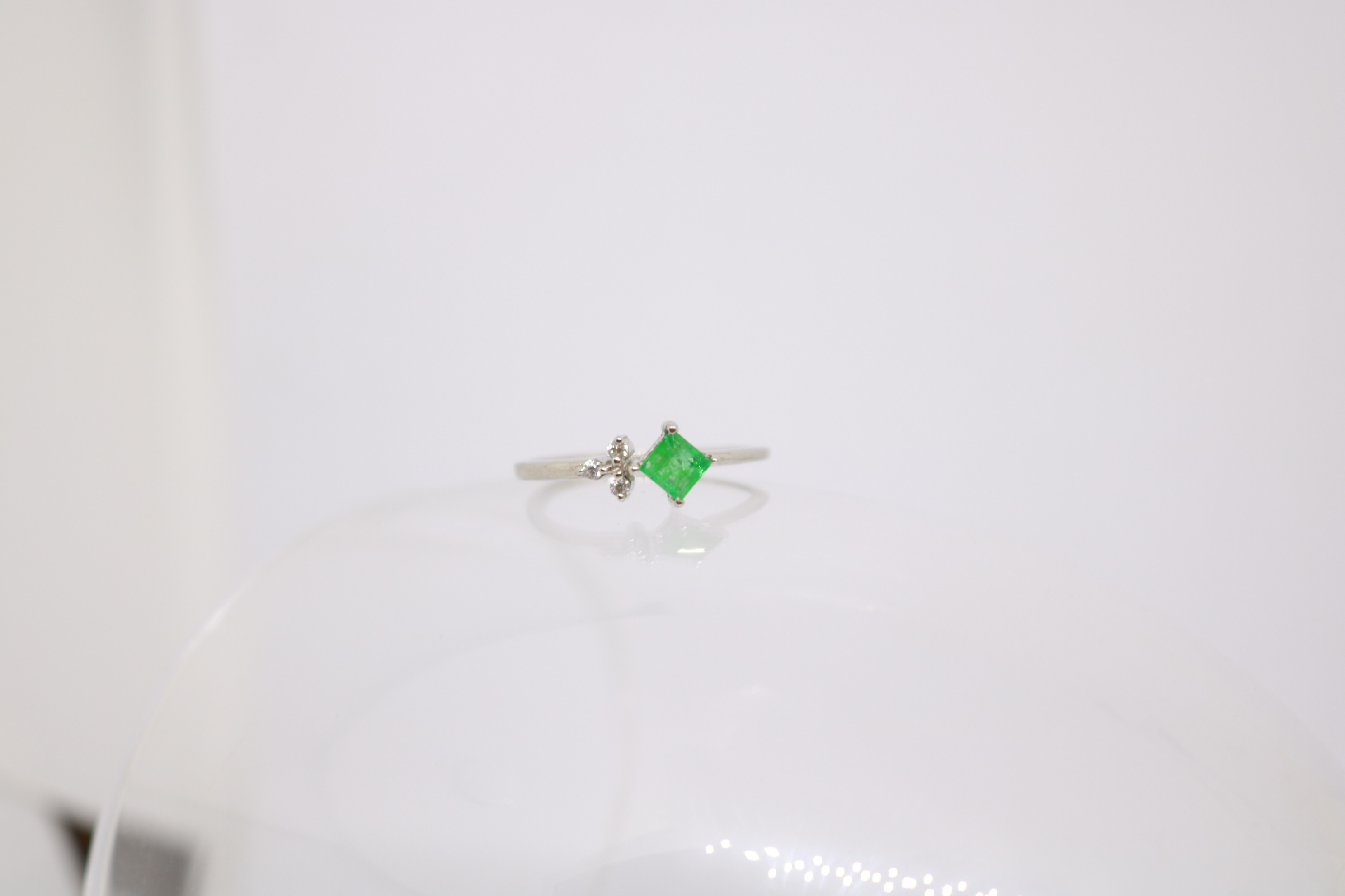 Silver ring with Rhodium plat, Green Onex studded 