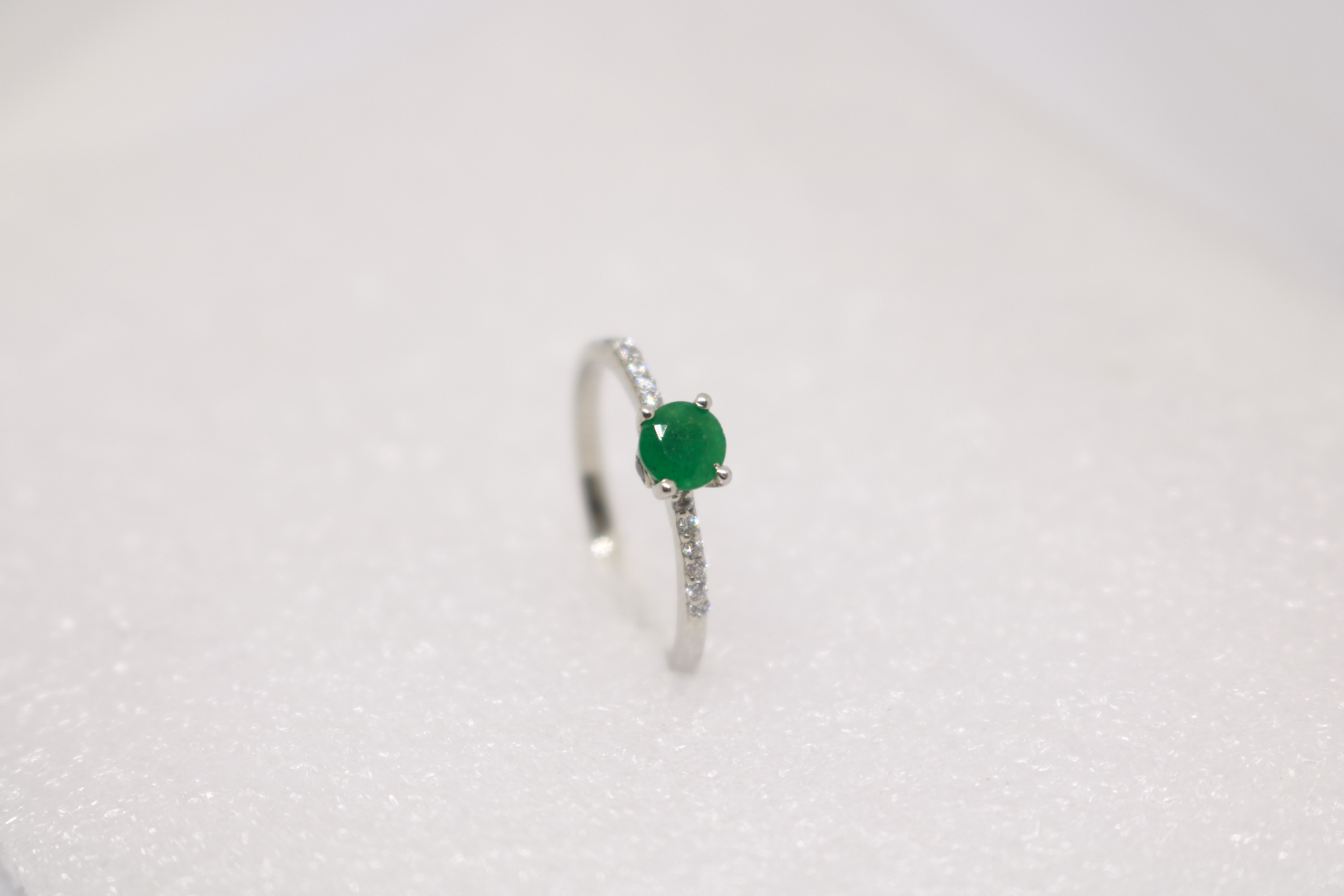 Silver ring with Rhodium plat, Green Onex studded 