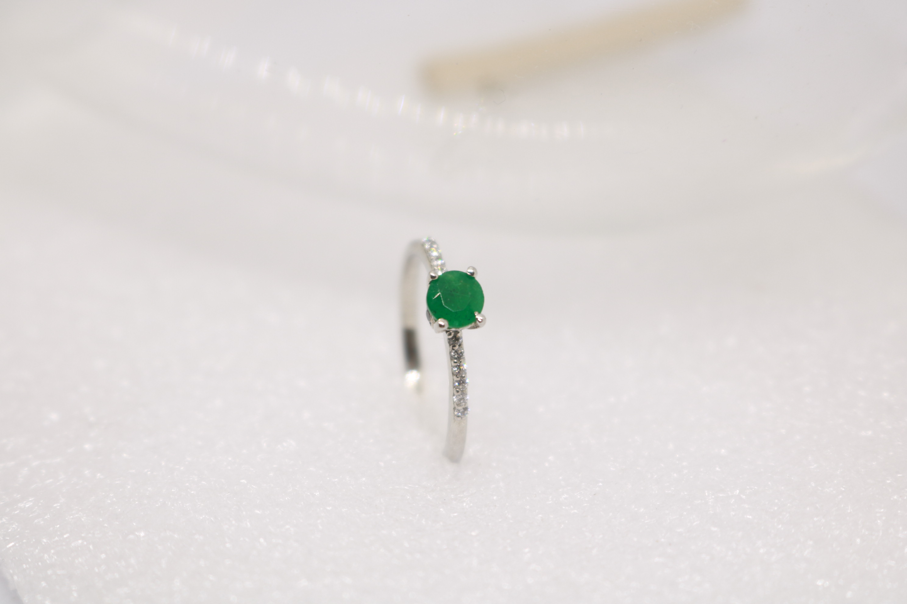 Silver ring with Rhodium plat, Green Onex studded 
