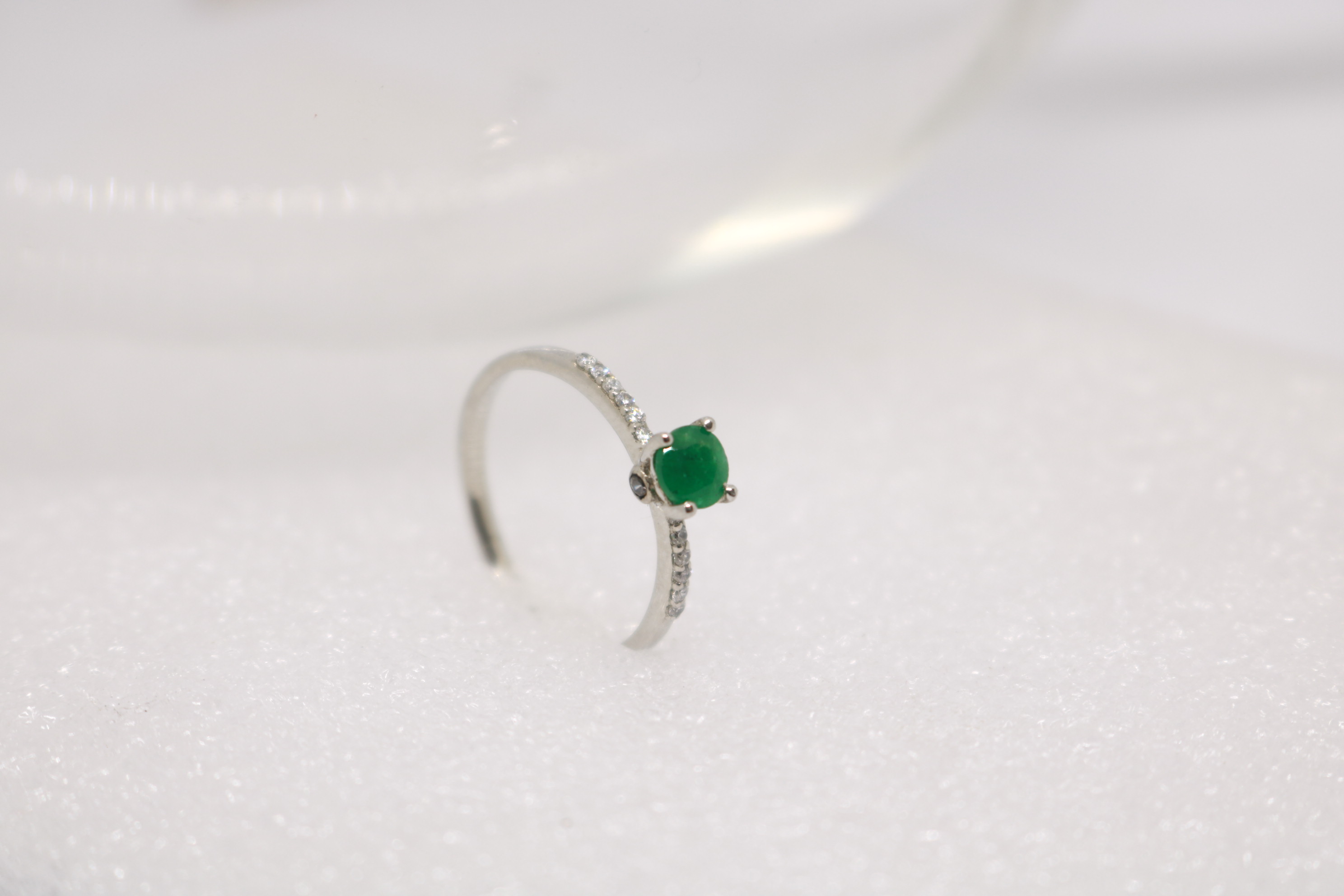 Silver ring with Rhodium plat, Green Onex studded 