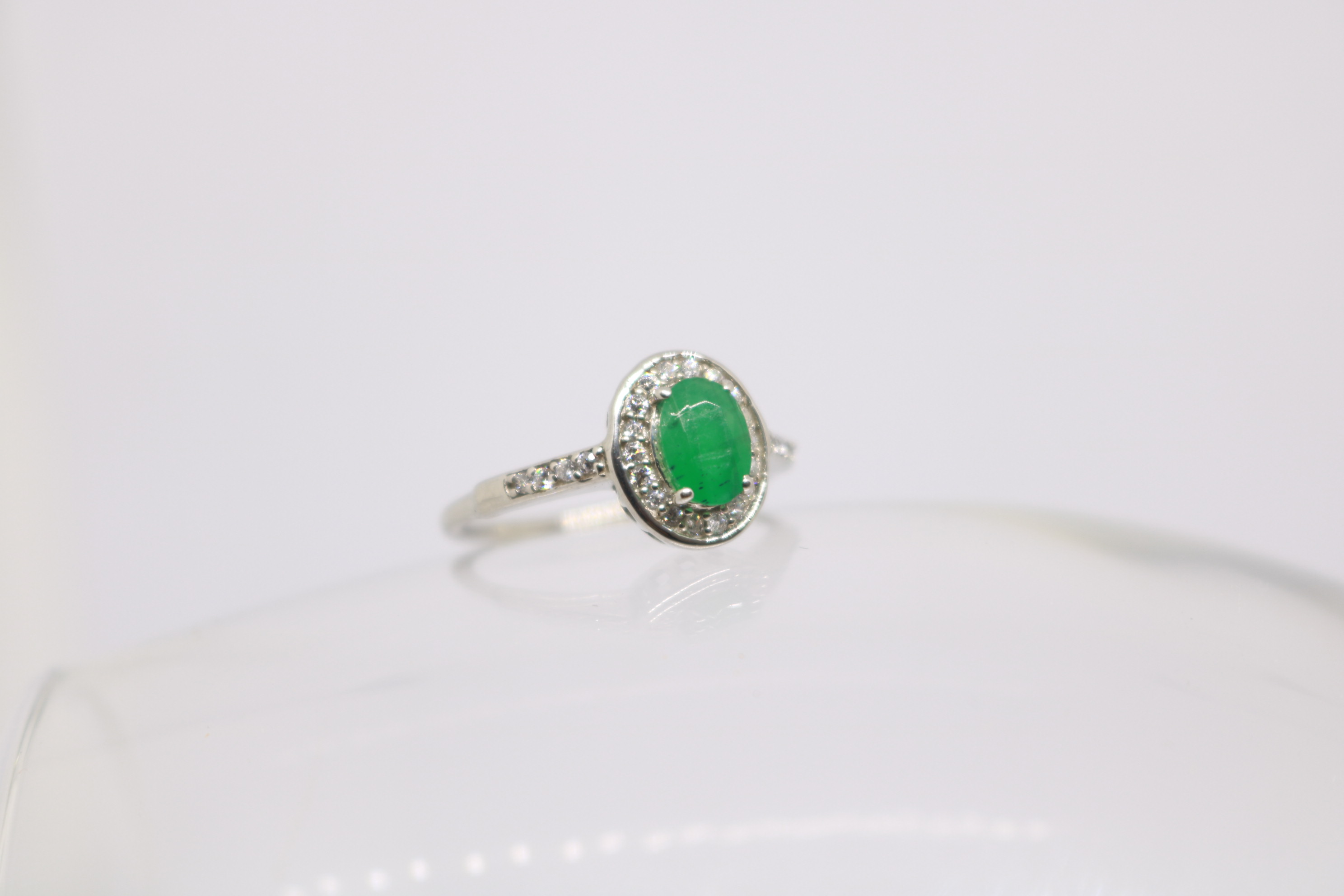 Silver ring with Rhodium plat, Green Onex studded 