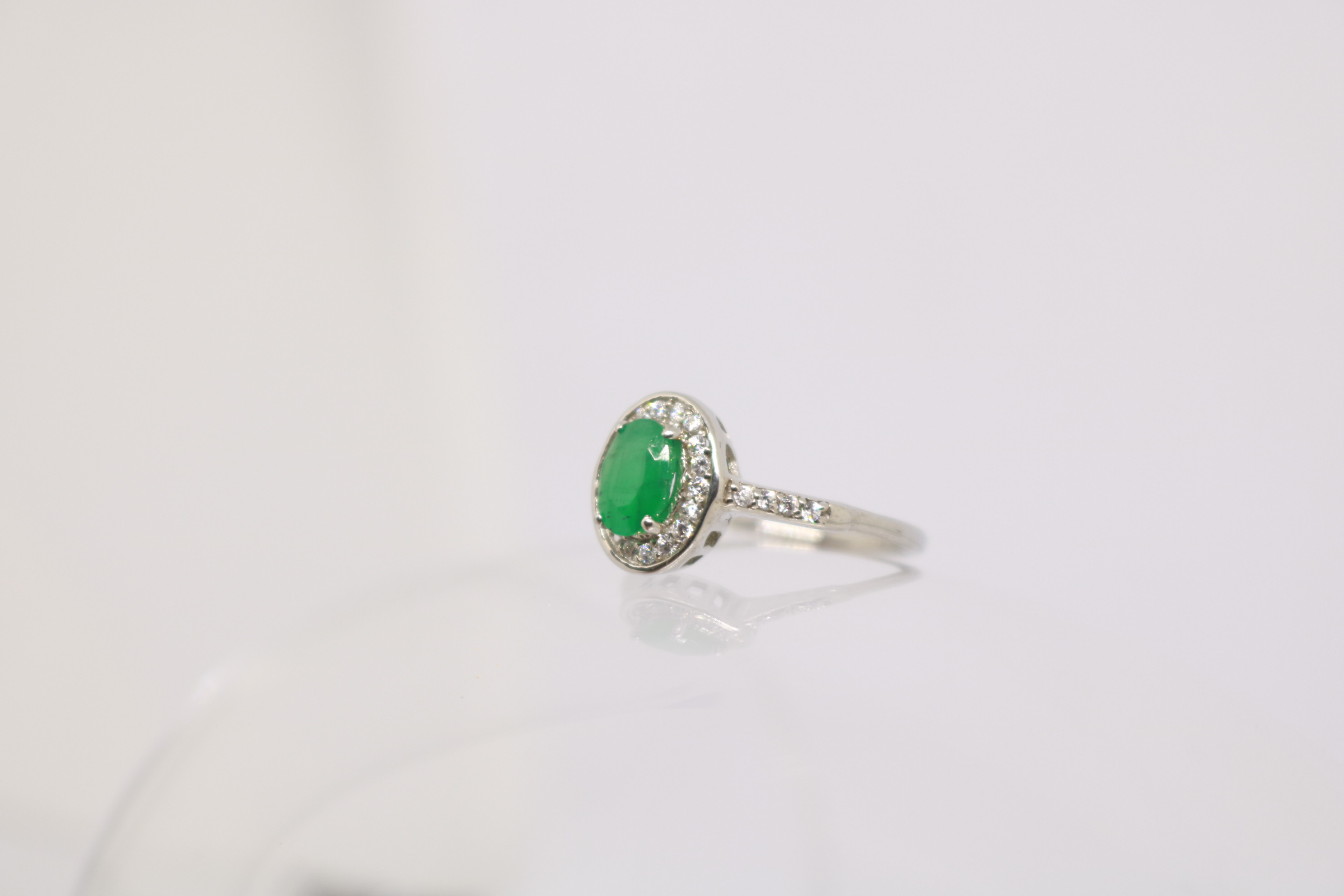 Silver ring with Rhodium plat, Green Onex studded 