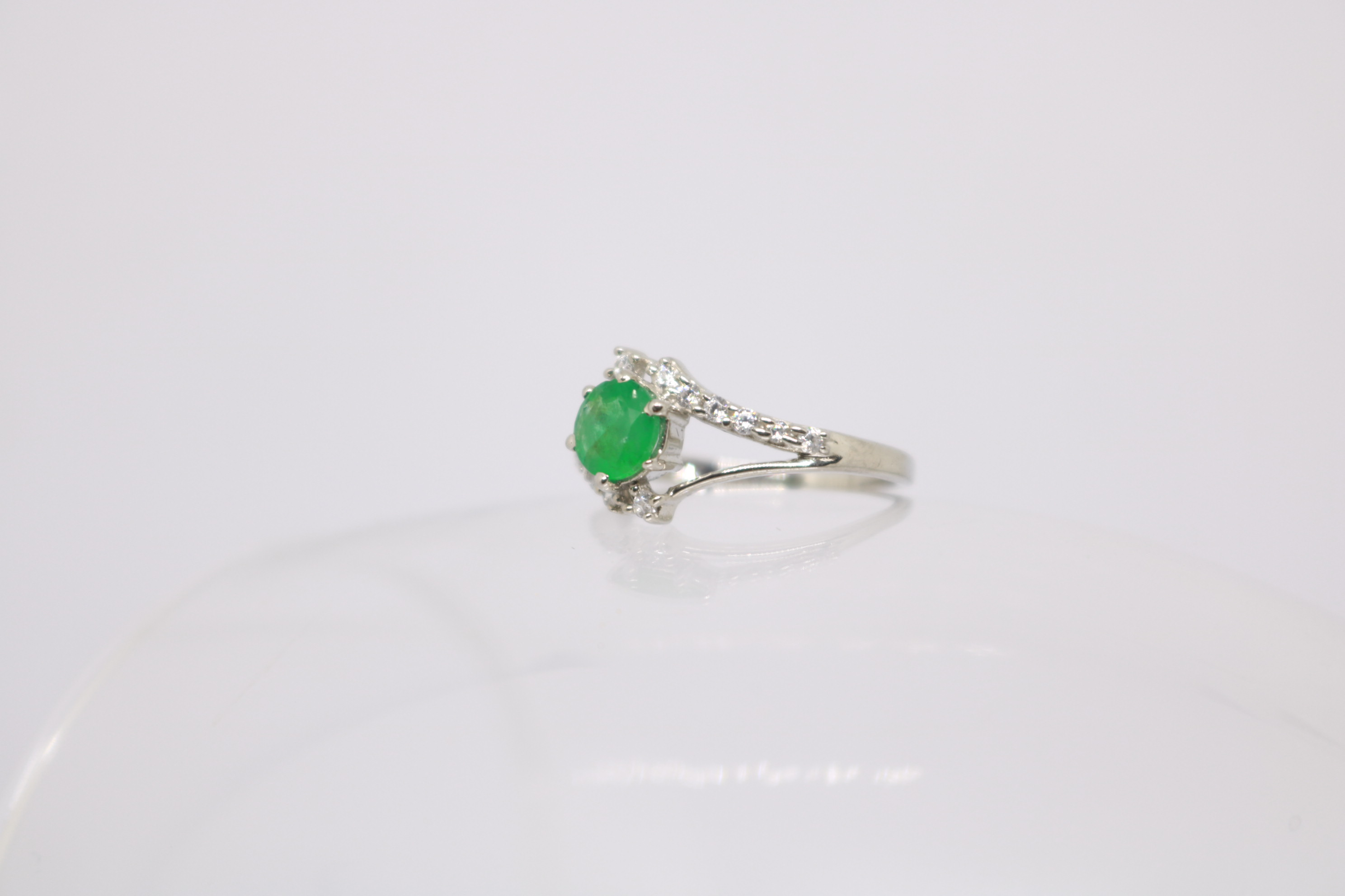 Silver ring with Rhodium plat, Green Onex studded 
