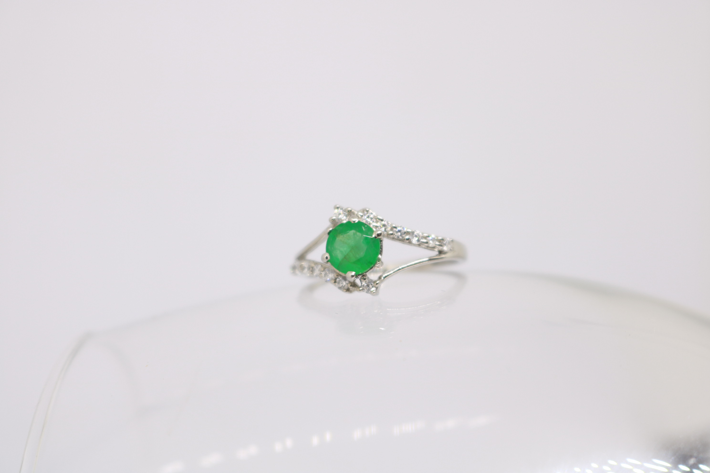 Silver ring with Rhodium plat, Green Onex studded 