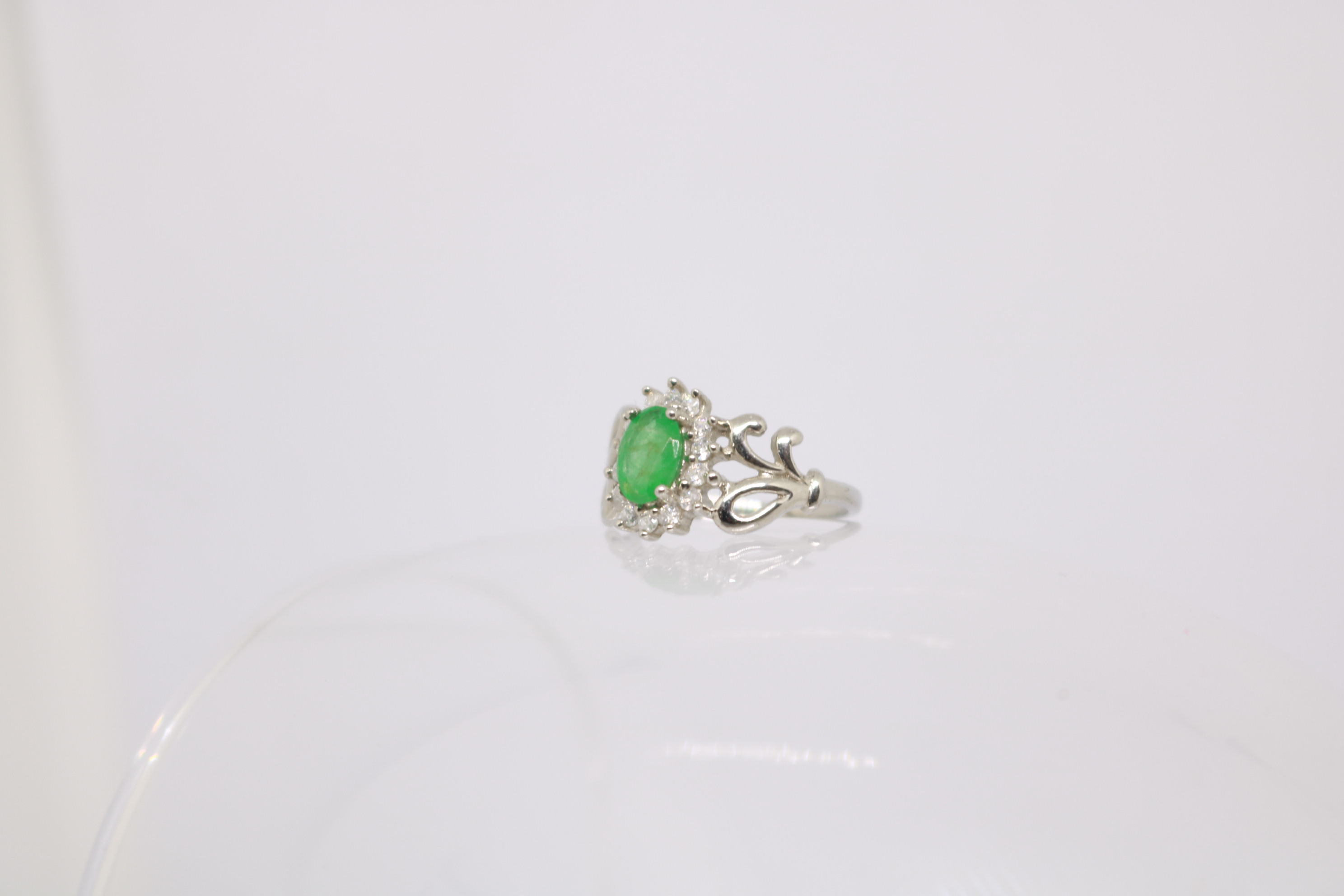 Silver ring with Rhodium plat, Green Onex studded 